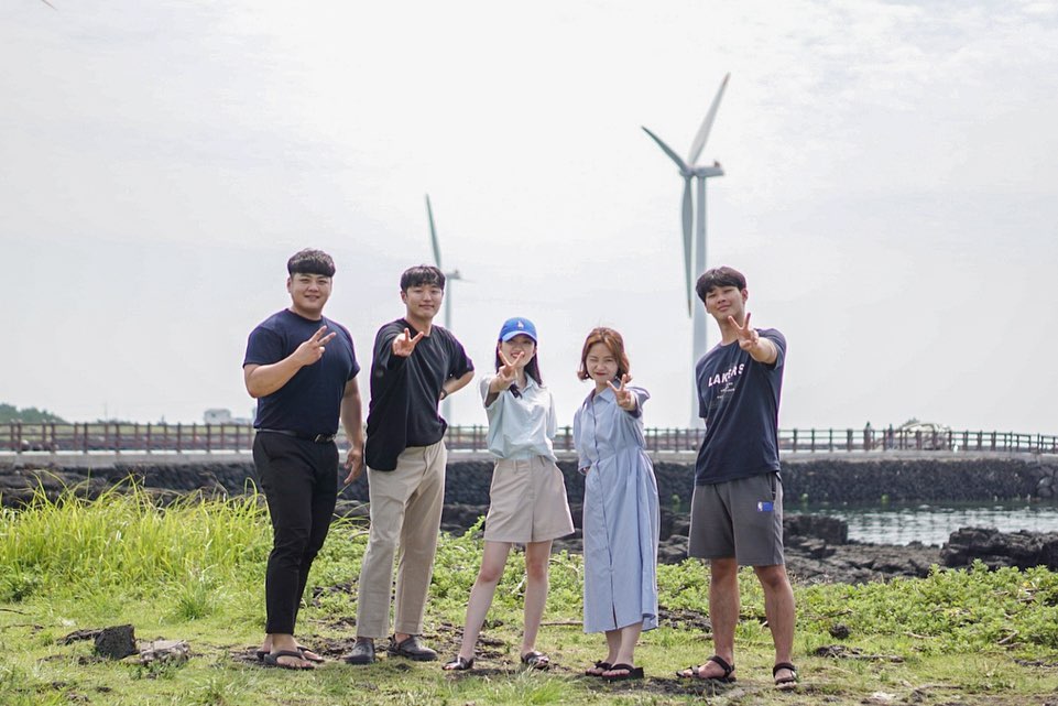 제주도에서 만난 소듕한 인연들 ⭐️
이번 여행을 떠나기 전 계획으로 세웠던(?) “게스트 하우스에서 좋은 사람들 만나서 마지막날 같이 여행하기”를 우연히 이루게되었다!

다같이 맛집도 가고, 풍차 해안도로도 가고, 바다에 빠질 계획도 짜고(실패했음), 사진도 찍고 계획에 없던 계획들로 채워갔던 새롭고 즐거웠던 시간들✨

잊혀지지 않을 소중한 추억들 만들어주셔서 다들 감사해요💙

#제주도여행 #게스트하우스