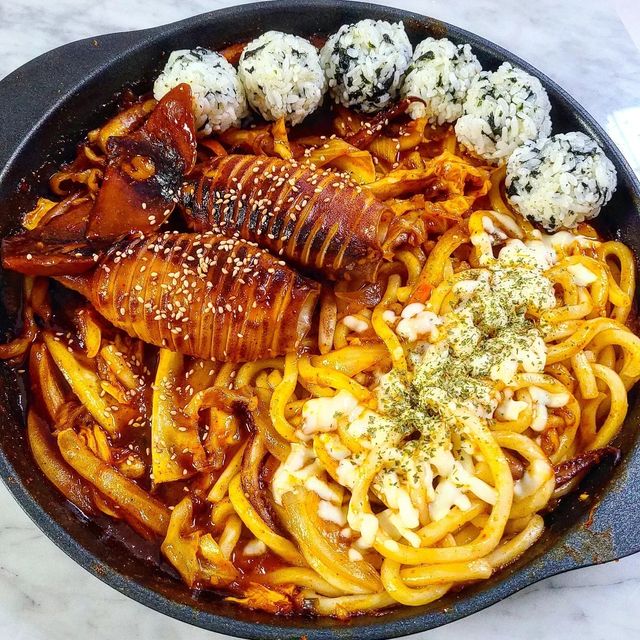 지니얌얌 on Instagram: "#광고 🔥3분컷 불오징어볶음🦑 제품리뷰 [#끼닛 꼬들무불오징어] 📍끼닛 꼬들무불오징어 / 1팩 (540g) / 14,900원 (네이버 스마트스토어 기준) 불젓갈로 온 가족 모두가 반