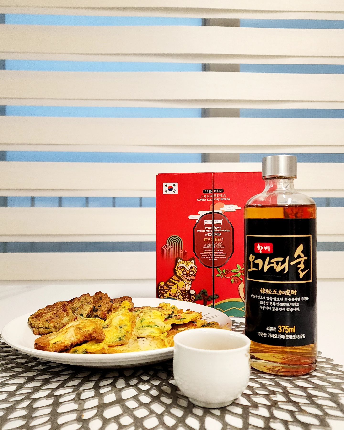 #협찬  대세는 K드링크~~!!
좋은 안주와 함께하는 우리나라 #전통주 는 굳이 말로 표현하지 않아도 완벽 그잡채인데요

이렇게 비가 부슬부슬 내리는 날에 갓부쳐낸 맛난 전과 함께 #한비오가피술 한잔하니 이건 그냥 술이 술술 들어가네요^^

한민족의 기력을 회복시켜주는 강한 기원의 결정체를 만든다는 신념으로 만들어낸 한비오가피술~!!

2015 한국전통주품평회 금상 수상 제품으로 직접재배한 10년생 국내산 오가피뿌리와 쌀을 발효 후 증류한 곡주를 숙성하는 #전통기법 으로 만들었구요
그래서 오픈하는 순간부터 그윽하고 진한 향이 나를 반하게 만든 #고급전통주 예요

화약약품이 들어가지 않아 다음날 숙취도없는 맛있는 한비오가피술과 함께 스트레스는 날려버리고👋👋 오늘도 내일도 화이팅해보아요~~!!

구매는 👉👉https://m.ksool.kr/product/detail.html?product_no=26&cate_
#전통주선물추천 #한비오가피술 #오가피술추천 #숙취없는전통주 #유기농오가피술 #무화학첨가물