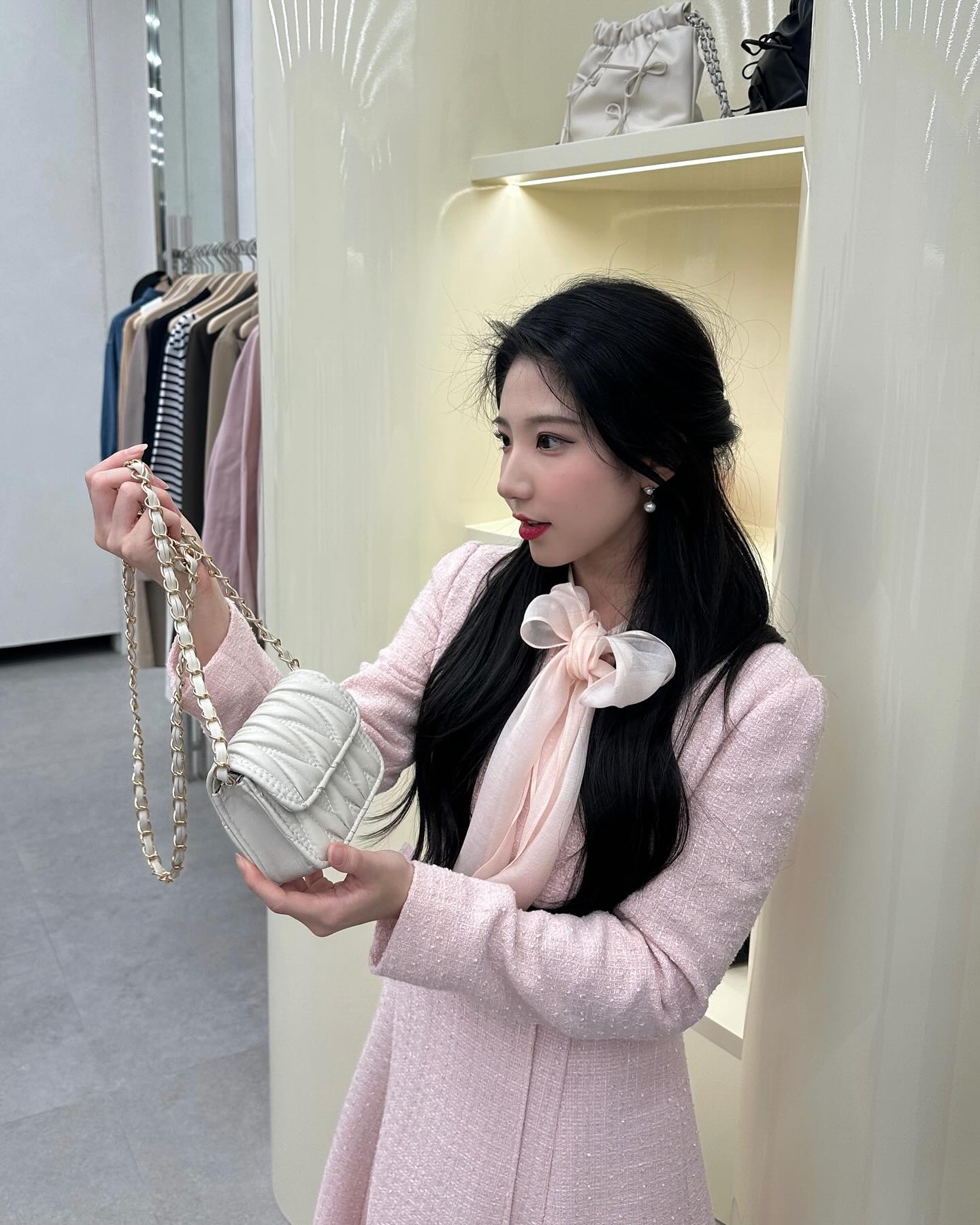 #광고 bylynn.shop 

바이린샵의 첫 오프라인 매장이 오픈해서 다녀왔어용 🛍️
요즘 엄청 뜨고 있는 스타필드 수원점 3층에 위치했어요. 

라인어디션과 라인스튜디오원, 케네스레이디 등
바이린샵의 대표 브랜드들을 한번이 만나볼 수 있어요.
페미닌한 룩부터 캐주얼한 룩까지 다양하더라구용 ㅎ
매장 구경하다가 제 마음에 쏙드는 옷들도 착용해보았어요.

매장도 깔끔하고 인테리어도 예쁘게 되어있더라구요.
스타필드 오시면 여기도 꼭 들러서 구경해보세용 !
바이린샵 제품들이 어쩜 이렇게 하나하나 다 예쁜지 🥹

📍스타필드 수원점 3F 바이린샵

#바이린샵 #스타필드수원
