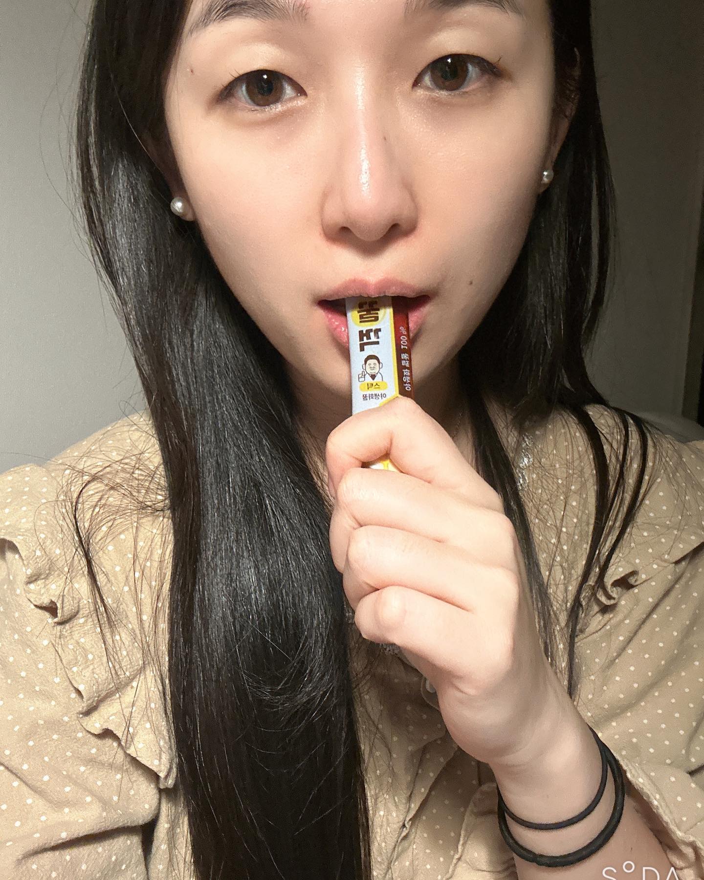 #협찬 #꿀꺽스틱

한의사 이경제 원장과 한국양봉농협이 함께 기획한 상품 꿀꺽!
국내 유일 벌꿀전문 농협인 한국양봉농협의 1+등급 야생화 벌꿀을 스틱에 담아냈어요.
1+등급 기준보다 더 순도 높은 수분함량 18% 이하, 탄소동위원소비 -25.1%이하, 색도 4~5도의 최고급 벌꿀 이에요.
사양벌꿀은 벌에게 설탕을 먹인 설탕꿀이자 가짜꿀을 말하는 건데 꿀꺽스틱은 사양벌꿀이 아닌 자연 벌꿀 100%에요.
야생의 자연에서 꿀벌들이 자유롭게 모아온 꿀들로 만들어진 야생화꿀은 밀원이 다양한 만큼 여러가지 맛이 풍부하게 어우러져 색다른 맛과 향을 가지고 있고, 우리 몸에 필요한 비타민, 미네랄 등의 영양분이 풍부하게 함유되어 있어요.
벌꿀 그대로 섭취하여도 좋고 따듯한 물과 함께 꿀차로 드시거나 디저트에 곁들일 수도 있고 요리에도 사용할 수 있어서 다양하게 섭취가 가능해요.
#천연꿀 #꿀꺽 #야생화자연벌꿀 #스틱꿀 #스틱야생화꿀 #야생화꿀 #벌꿀 #꿀맛 #꿀 #댓글소통 #셀피 #일상 
https://smartstore.naver.com/byleo/products/5104974726