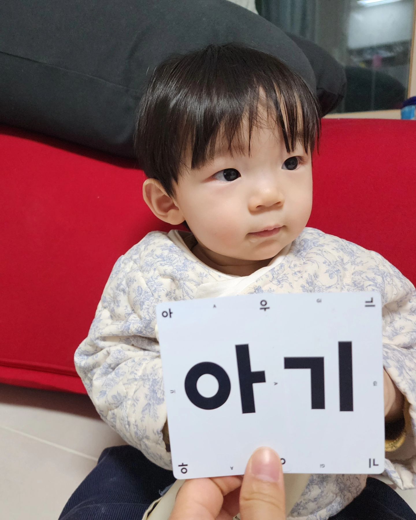 #업체로부터제공받은제품입니다 

우왕좌왕 훈민정음 뭔가 한복을 입어야할것같은 느낌에 하루더 한복자랑~~

설명서에 게임방법.큐알도 있어서 영상으로 게임방법보고 신랑이랑 해봤는데 
이렇게 단어를 몰랐나...

근데 우왕좌왕 한글게임은
신개념 "가로세로" 단어완성 카드놀이라
일반적인 끝말잇기 놀이랑은 달라서 놀이하기에 좀더 재미있는듯!!

카드의 네 모서리에 글자를 작게 표기해 있어서 어느 방향으로 카드를 들어도 번거롭게 바로 들지않아도 되어서 게임하기에 용이했다!

유찬이 한글교육은 레이븐어스라는 회사에서 만든 우왕좌왕세종대왕 으로 얼른 한글놀이를 통해 얼른 하고싶어♡♡

한글이라해서 아기만 가져노는게 아닌 가족들 모여 같이 게임해도 좋고 어르신분들까지도 학습할수 있어 정말 좋은 학습게임으로 만들어진듯!

#한글놀이 #카드놀이 #한글게임 #한글게임 #한글공부 #한글카드 #낱말카드 #어린이놀이 #어린이장난감 #한글학습 #우왕좌왕세종대왕