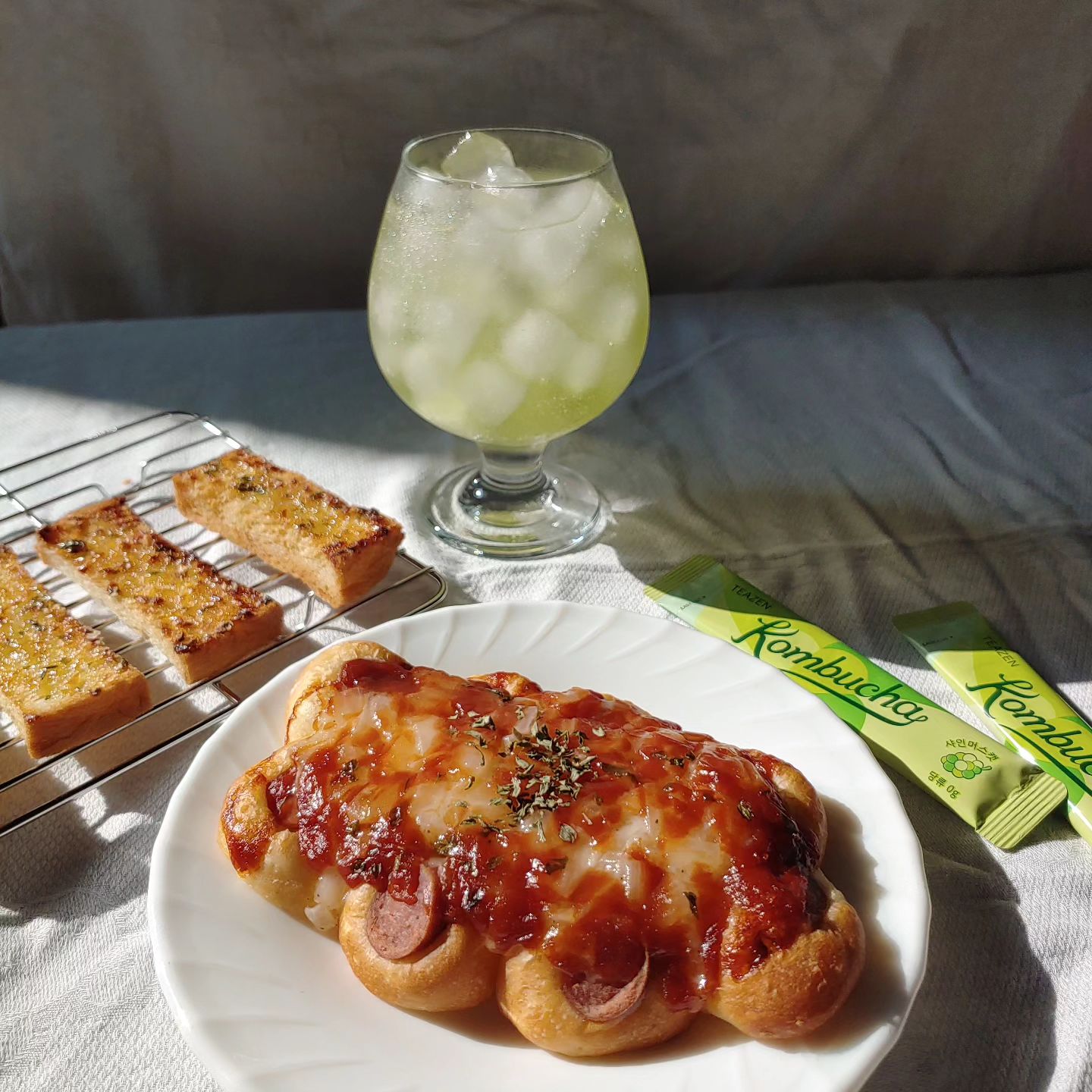 소세지빵(피자빵)🍕(sausage bread)

약간 브런치 느낌으로 소세지빵이랑 마늘빵 구워서 먹어봤어요!!

약간 피자가 먹고 싶은데 만들기는 귀찮고.. 그래서 피자빵으로 대체했어요 ㅎㅎ

같이 곁들인 음료는 콤부차!! 약간 정크푸드랑 약간의 양심의 음료같은 느낌이기는 한데 뭐 맛있으면 된거 아닌가요?!!😆
.
.
.
.
.
.
.
.
.
.
#소세지빵 #피자빵 #티콤챌린지 #티젠 #티젠콤부차 #콤부차 #sausage #sausagebread #pizza #pizzabread #마늘빵 #galicbread #브런치 #brunch
