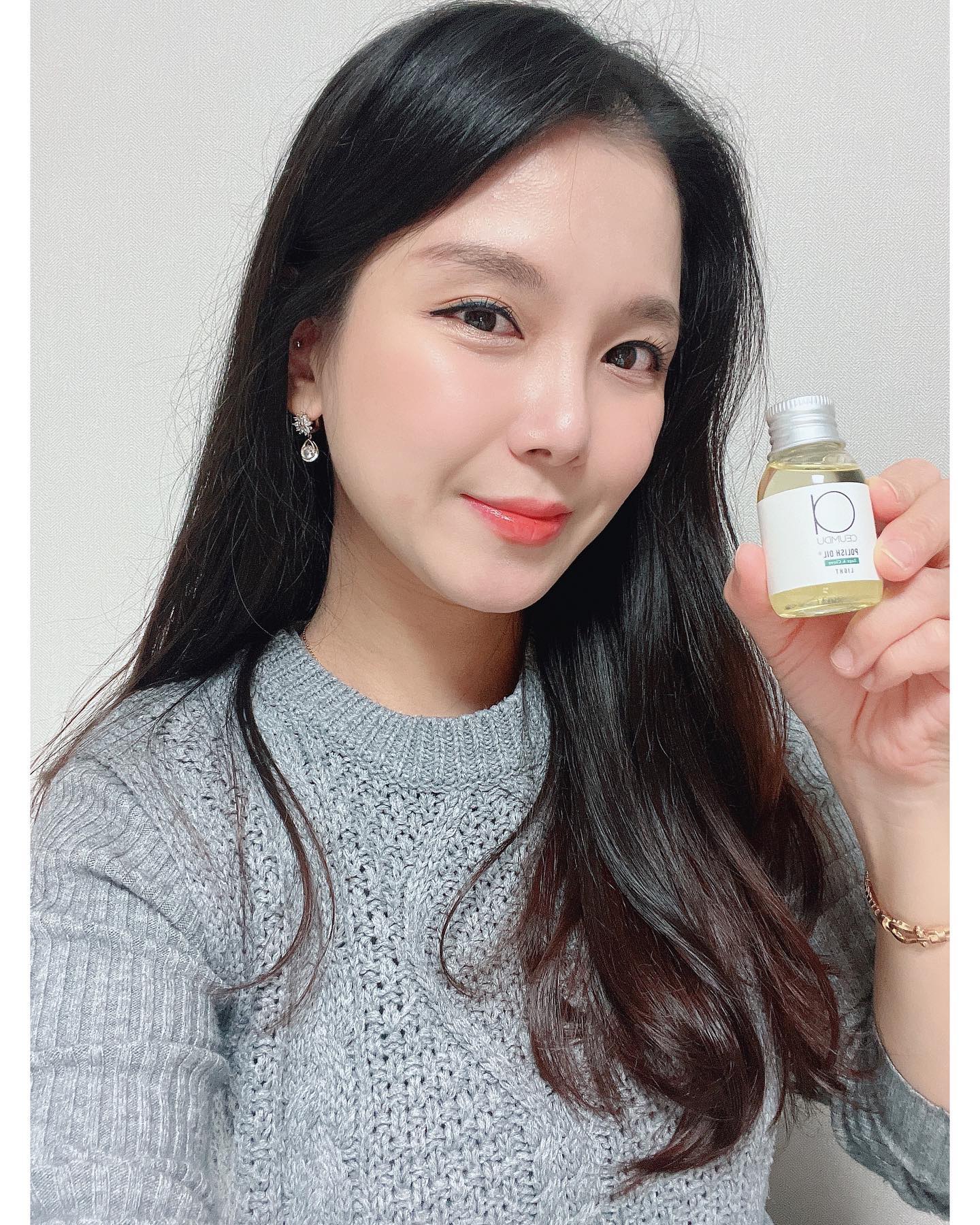 ⠀
#협찬 아큼두 폴리쉬 오일 라이트 30ml

1️⃣가볍고 산뜻한 텍스처로 초보자분들이 쉽게 사용가능
2️⃣건조한 모발에 수분과 윤기를 더해 웨트함은 물론 
우디&세이지의 은은한  향이 오래지속됩니다.
3️⃣피부 테스트 무자극0.01% 안전하 무실리콘 오일
많은 헤어샵과 디자이너들이 선택한 아큼두 폴리쉬오일

✔️HOW TO USE
손바닥에 숏1~2방울 소량의 오일을 덜어주기
모발 안쪽 중심으로 끝에서 부터 흡수시킨후
잔여량으로 모발 바깥쪽을 빗질하듯 흡수시키기

TIP❤️
▪️젖은모발은 드라이기 건조후 부족한 부분만 소량추가 도포하여 스타일링
▪️많은 양의 오일을 한번에 바르면 모발이 뭉칠수 있으니 
소량을 덜어 발라주기

✔️가벼운 텍스처이며 150ml는 대용량이며, 
30ml여행용으로도 사용가능하여 편리하며 올리브영 
온라인몰에서 구매 가능해요.

#협찬 #올리브영헤어오일 #폴리쉬오일 #아큼두 #웨트헤어 #젖은머리 #탈색모관리 #헤어오일추천 #히피펌 #허쉬컷 #올리브영추천