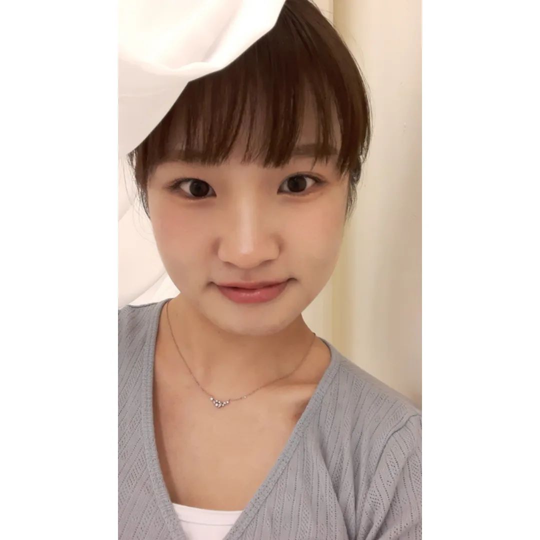 선생님께서, 발레단 입단하려구요?? 왜이렇게 열심히 하세요☺️ 라고 물어보셨다. 나도 모르게 생긴 허벅지 뒤쪽 멍을 선생님이 보시고  스트레칭을 너무 열심히 하면 멍이 들기도 한다고 설명해주셨다. 이제 지나치게 하지 말아야지, 라고 반성하면서도 누군가가 나의 노력을 알아준 것이 좋았다🌞

#취미 #취미생활 #발레 #취미발레 #발린이 #발레복 #자기계발#셀카 #셀카그램 #셀카놀이 #오운완