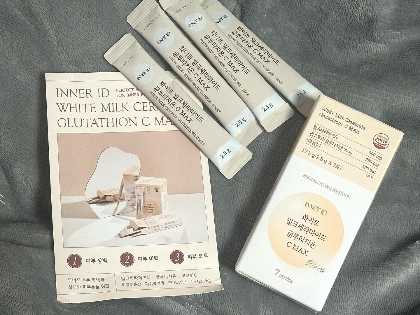 화이트 밀크 세라마이드 글루타치온 C MAX✨

먹는 백옥주사로 미백효과가 있는 글루타치온!
이너아이디 화이트 밀크세라마이드는 먹는 백옥 주사 주성분인 글루타치온이 초고함량 함유 되어 있다고해요 ! 간이 건강해야 피부톤도 개선 되고 화이트닝 효과를 볼 수 있는데 이 제품이 글루타치온 함량이 높게 들어가있어 간을 보호하는 숙취해소제로서도 효과가 매우 좋다고 해요👍🏻

요즘 연말이라 술 마실 일이 많은데 음주 후 밀크세라마이드 1포씩 먹어주면 좋더라구요 맛은 달달하고 맛있는 요거트 맛이고 사르르녹는 고운입자의 미세분자 형태라 먹기 좋았어요!😀
 간 건강 회복으로 피부 미백과 트러블 개선이 가능하고 수분 공급,노화 예방,피부 장벽 강화, 미백, 보습, 항신화 등, 피부 건강에 정말 좋은 제품이랍니다

#아이디인유#밀크세라마이드#글루타치온#간강화#피부미백#피부장벽강화