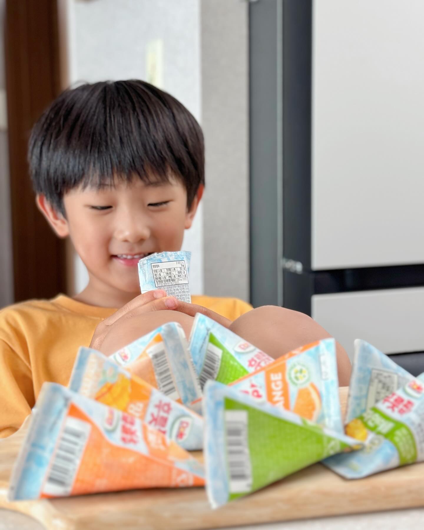 #협찬 dole.korea #후룻팝 #여름필수템
올 여름 얼마나 더울까 벌써 부터 고민인 1인의 
여름대비 대작전은 후룻팝과 함께!

패키지만 봐도 시원한데 
얼려먹음 더더 시원하다규요!
냉동실 말고 냉장고에 두고 먹어도 
진짜 상큼 시원한 쥬스가 되어벌임.

비타민C, 프로바이오틱스가 다량 함유된 
과즙 100% 로 색소도 1도 첨가되지 않아
아이들간식으로도 어른 간식으로도 최고랍니다.
사이즈도 콤팩트해서 
휴대성 너모 좋고 4가지 맛이라 골라먹는 꿀잼까지!

주변 마트, 편의점, 트레이더스 외 
온라인에서도 살 수 있어요!

#N잡러 #김얌전 #더위탈출 #무더위 #남매맘 #육아 #얼려먹는아이스크림 #쟁여템 #아이스바 #공팔리터 #먹스타그랩 #먹방 #얼려먹는 #돌코리아 #여름간식 #골프 #과일간식 #리뷰가수익이되는곳 #뷰티 #패션 #건강간식