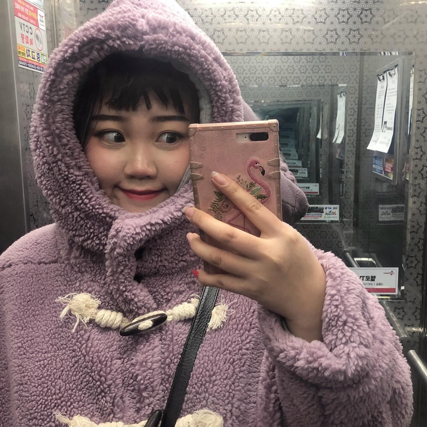 오랜만에 최애 뽀글이 장착💜
오늘은 블러셔에 포인트를 주고 싶어서
아이섀도우는 최대한 덜어내고, 블러셔를 진하게 올려줬어요
코끝에도 블러셔 올려주는게 포인트 ⁽͑ʺ˚˙̫ʿʺ⁾̉ˀ*

Eye
• 3ce 뉴 테이크 아이섀도우 팔레트 - RAW NEUTRAL
• 뮤드 인스파이어 스키니 컬링 마스카라 - 05 뮤트브라운

Blusher
• 크리니크 치크팝 - 팬지팝&발레리나팝

Lip
• 어뮤즈 슈 벨벳 - 08 자두
(오랜만에 생각나서 발랐더니 단종,,🥲)

.
.

#쏘잉메이크업  #셔터 #셔터브리티 #올리브영
#올리브영셔터 #겨울뽀용메이크업