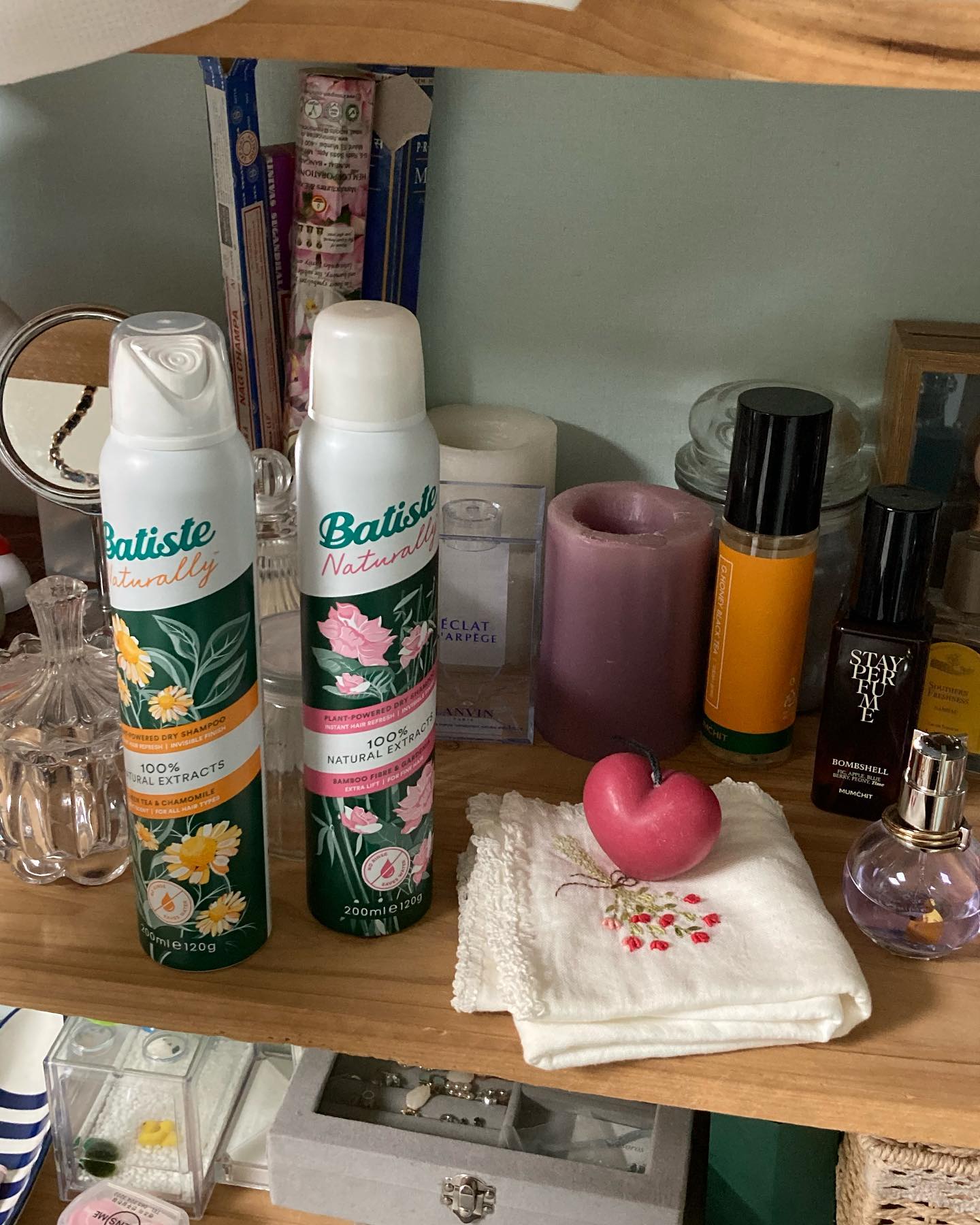#협찬 
batiste_korea oliveyoung_official 

요즘 너무너무 잘 사용하고 있는 올영1위 드라이샴푸 바티스트!
이미 너무너무 유명해 제가 말하지 않아도 많이 아실 것 같은 바티스트 제품➰➰
사실 드라이샴푸가 제 기능을 잘 하지 못하고 시간이 지나면 떡지는 특징 때문에 바쁘고 피곤한 날 모자를 푹 눌러쓰고 외출하곤 했는데요 ㅠㅠ
바티스트 제품은 분사력이 정말정말 좋고 뿌려주고 손이나 빗으로 빗어주면 뽀송뽀송☁🫧 해지는 머릿결을 바로 확인할 수 있어서 너무 좋았어요!
심지어 향이 너무 좋아요 여러분 ...🌷🤍
많은 분들이 제 찐템 알고 가시길!!

#바티스트 #드라이샴푸 #올리브영드라이샴푸 #비건드라이샴푸 #비건 #올리브영 #올영 #올리브영추천템 #물없이감는샴푸 #드라이샴푸추천 #세계판매1위 #영국판매1위 #Batiste #노워시샴푸 #노세범 #여행용샴푸 #머리기름제거 #앞머리떡짐