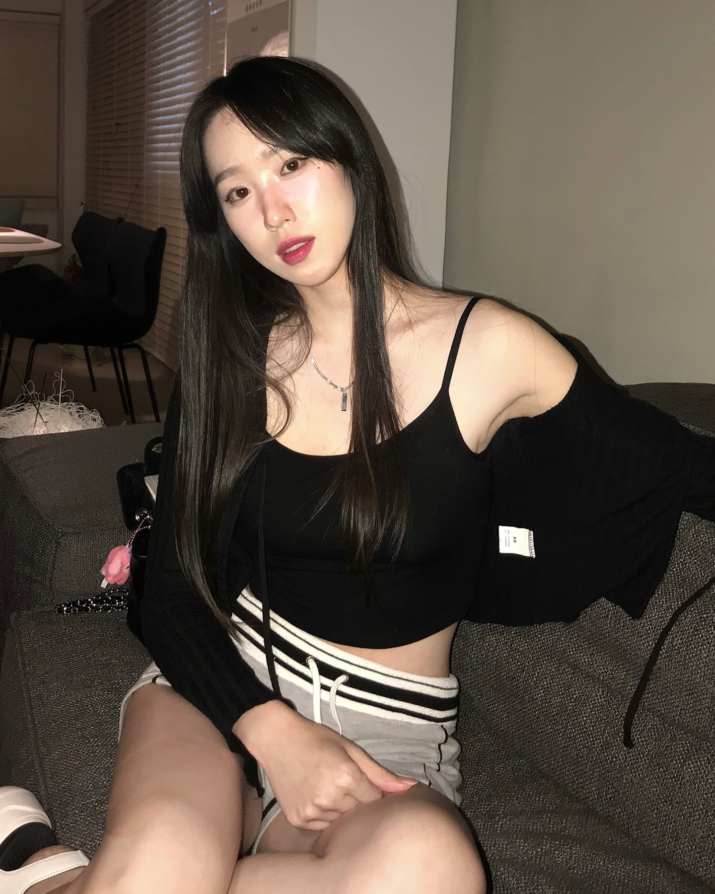 너무 편한..💭

어제도 소개했었던 마른파이브! 오늘은 크롭 기장 가져왔어요! 저는 크롭을 워낙 좋아해서 이게 더 좋다는..ㅎ

이런 더운날 속옷에 옷까지 또 입으면 답답해 죽어요..
이럴때 꼭 필요한 마른파이브!!
브라와 나시를 하나로 합친 캡 내장으로 여름을 더 쾌적하게 보낼 수 있으며, 뛰어난 신축성과 조절 가능한 어깨 끈으로 내 체형에 맞게 조절 가능하답니다! (44-88까지 가능하다구욧!)
그리고 자연에서온 리치모달 소재를 활용하여 제작이 되어 걱정 없어요~

제가 착용한 나시탑은 마른파이브의 캡내장 브리즈 모달 크롭 끈나시 입니다!
사계절 내내 이너로 활용하기 좋고! 단독으로도 활용하기 좋은 크롭 기장이에요!

marun5_official

#광고 #마른파이브 #MARUN5 #여름나시 #일체형브라 #여름브라탑 #나시브라 #브라탑나시 #캡내장나시 #여름속옷