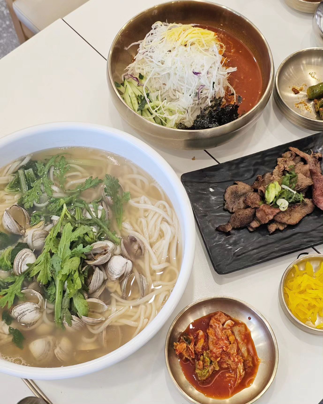 #경주맛집
.
.
촉촉하고 탱글탱글한 동죽조개가 들어간
시원칼칼한 #동죽칼국수 👍🏻
구운 고기가 함께 나오는
새콤달콤 아삭아삭 #비빔국수 👍🏻
촉촉탱탱 #고기만두 👍🏻
그리고 #부추전 까지 👍🏻

아기의자가 있어 아이랑 외식이 가능한
#경주 #아화전통국수 🩷
(분명 땡초 빼달라했는데 육수자체가
칼칼해서 어린아이는 먹기힘들듯 참고!)

같이 간 일행들도 매우만족!
#보문단지 에 위치하고 있어서
접근성도 짱짱 👏🏻

재방문의사 100% 있음!
.
.
thanks to🩷
ahhwa.noodles 
ggokgyeongju