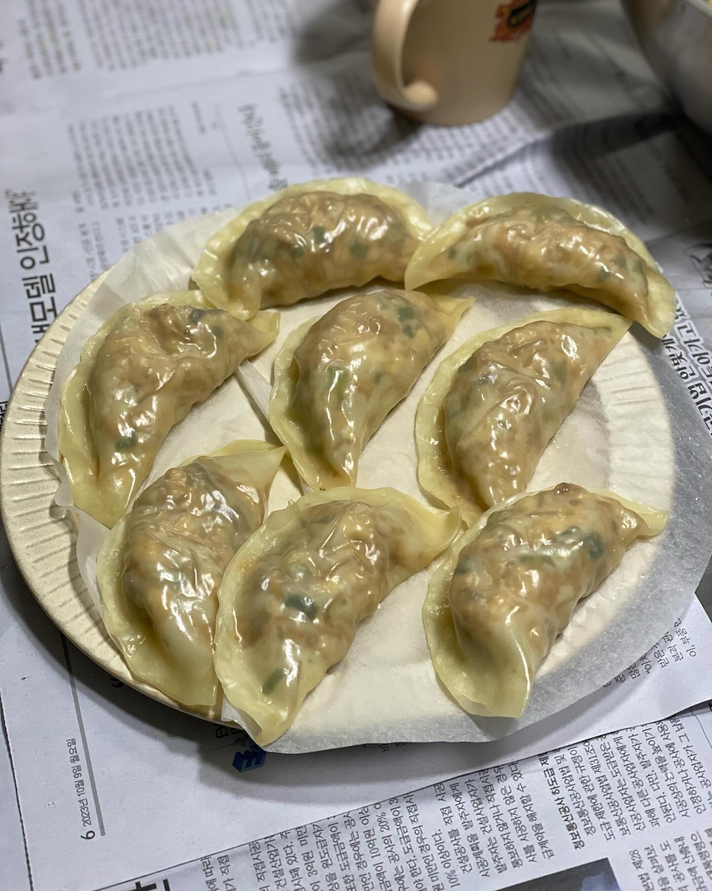 🤍20240101 #하찌_식단 

올해의 첫 게시물!
다들 1월 1일 뭐하면서 보내셨나요?
저는 전날 보신각 갔다가 떡실신해서 아침 다 보냈지만
가족들이랑 만두 만들어 먹었답니다

역시 사먹는 것보다 집에서 부모님과 만들어 먹는 만두
늠 맛있어요💕➿

올해도 행복한 일만 가득하고 
멋있는 2년차 직장인이되길 기원합니다

다들 맘 속에 소원 하나씩 품고 지내는 1년이 되길,,