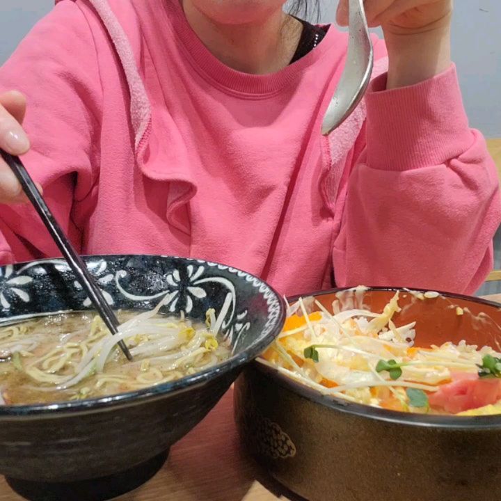 논현동 라멘집
#쿠로라멘 #떠먹는초밥

홍대에는 없는 홍대구루메 ㅋㅋ