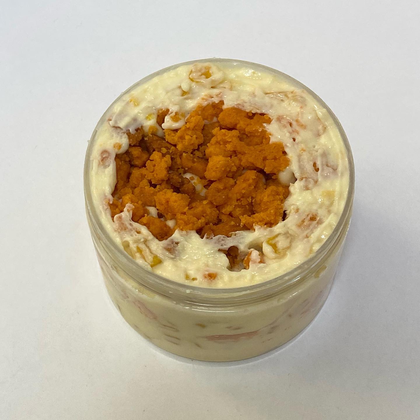#스윝티메이드 #황치즈콘푸딩 
.
스위트콘 조림+ 푸딩 베이스+ 황치즈 크럼블 조합💗 역시나 백설탕 대신 에리스리톨 90프로, 비정제 원당을 10프로 넣었어요! 0kcal 인 에리스리톨을 100프로로 할수도 있었는데 비정지 원당을 넣은 이유는 에리스리톨이 주는 단맛 지속 시간과, 설탕의 지속 시간이 다르기 때문! 에리스리톨이 좀 더 짧다고 해요 ㅎㅎ 그래서 비정제원당을 조금이라도 놓어서 그 당도를 오랫동안 느끼도록! 꼭 놓어준답니닷 ㅎㅎ 
요 푸딩의 경우는 옥수수 조림 자체도 에리스리톨과 비정제원당이 포함되어있기 때문에 푸딩 크림베이스와 합쳐지면서 당도가 더욱 올라간 아이에요! 정말 달달하지만 시제품에 비해 설탕 함량은 정말 현저히 낮다는 거 ㅎㅎ 그래두 담부턴 조림이 들어가는 것을 고려해서 조금만 덜 달게 베리스를 만들어 보려고 해용! 
크럼블은 황치즈 맛인데, 역시나 에리스리톨 90, 비정제원당 10 이고, 통밀가루를 활용했어요! 
이번에는 색다르게 계란과자도 넣어보고 싶어서, 직접 만들어보았어요 ㅎㅎ 랑그르드샤? 라고도 하는 이 과자는 흰자로만 만들어져서 노른자만 들어가는 푸딩 베이스와 잘 어우러지는! 이것 역시 에리스리톨 90 비정제원당 10! 
옥수수가 들어가니 톡톡 씹히는 식감이 추가되었고, 황치즈 크럼블의 꼬솝고 바삭한 식감, 부드러운 크림과 섞여 이 모든 식감을 한입으로 즐길 수 있는 아주 바람직한 푸딩!
만드는 데에 시간이 걸렸지만, 내가 먹는 음식, 무엇이 얼마나 들어갈지 결정할 수 있는 점은 정말 중요한 것 같아요 🥰