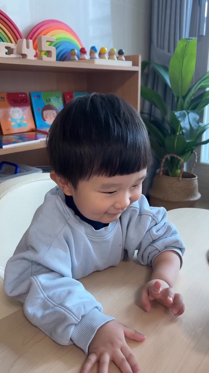 -
발음이 완벽하진 않아도
반 친구들 이름 다 외우는 서진이❤️
민건, 이원이, 시안이, 선호, 서진이, 민서, 다현이,
루나, 시현이, 현승이,  다른반 형아(음…고민)
.
.
#일상#새해#육아#육아스타그램 
#친구#친구스타그램#아들맘#아들바보