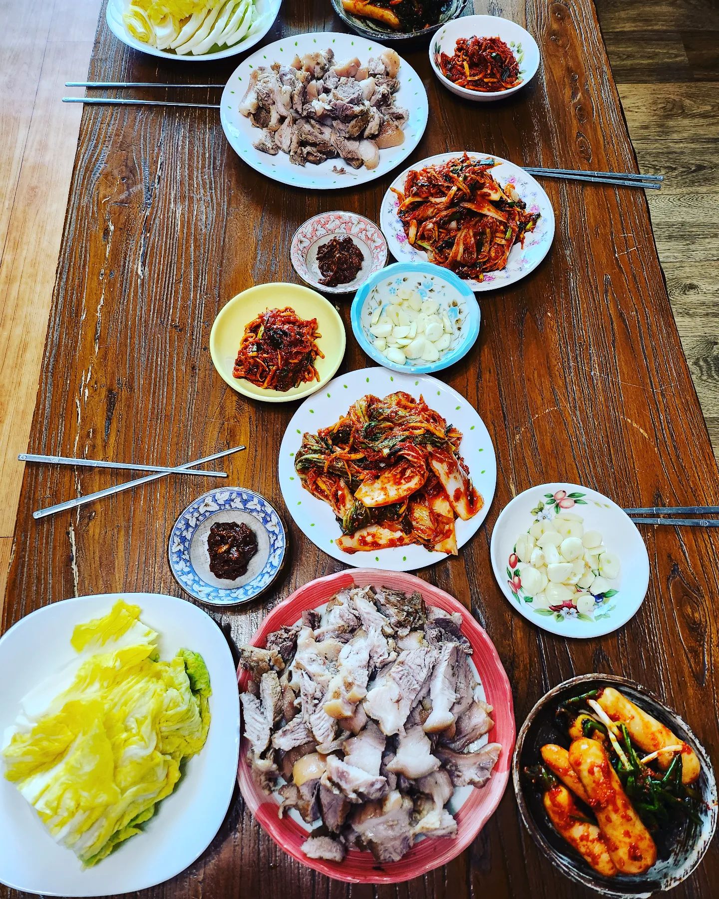 너무 밋있는 김장😍

일요일 아침 서둘러 김장해서

친정와서 고기랑 냠냥

큰거하나 끝냈다
 .
.
.
#김장 #김장김치 #김장김치엔수육 #너무맛있어 #친정