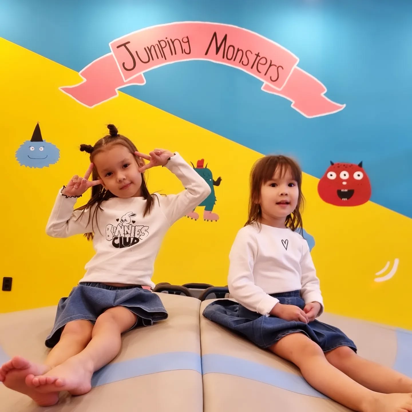 파주 새로 오픈한 키즈카페 점핑몬스터에서 정말 즐거운 시간 보내기~
8살 5살이라 키카가면 이제 엄마 없이 둘이서도 잘 놀고, 새친구 사귀면서도 너무 잘 놀아요. 여기는 부모님도 아이랑 같이 놀 수 있는 공간이 많아서 요번에 점핑몬스터에서는 제가 더 신났게 놀았네요ㅋㅋ
슈퍼마리오 존도 있고, 코인노래방, 오락실 게임기도 있어서 너무너무 즐거운 시간 보냈어요. 
제가 키카에서 이렇게 땀 흘리고 깔깔대며 웃으며 놀 줄은... ㅎ
심지어 게임기나 코인이나 추가로 내는 돈은 없어요. 사람만 없으면 무제한으로  놀 수 있는게 메리트! 짱이죠!
볼풀장도 크게 되어있고, 여기 스릴 넘치는 미끄럼틀도 있어요. 여기서! 시간을 제일 많이 보냈던것 같아요. 계속 미끄럼틀 타다가 잠깐 다른데서 놀고 또 볼풀장으로 가는 아이들...저희 애들만 그렇지 않아서 약각 아지트 느낌이 났어요 ㅎㅎ
바로 옆에 트램펄린이 크게 되어 있고, 여기도 아이들이 많이 몰렸던 공간이었어요.
운동 할 수 있는 농구, 야구, 축구 부스들도 있어요. 여기서도 잘 놀았던 기억이...
그 외에 공주 드레스룸, 캠핑, 주방, 낚시 역할놀이 할 수 있는 구역들... 통유리로 나뉘어져 있어서 아이가 어디서 뭐 하고 있는지 다 보여요.

👍운연시간이 20.00까지! 월요일 휴무
👍건물내 무료주차
👍보호자 이용할 수 있는 테이블 많아요.
👍편의점 있습니다. 스낵, 간식위주로 가겨도 저렴해요
👍파티룸 따로 있음
👍시설 정말 깨끗하고 직원분들 관리 잘 하셔요

#파주키즈카페 #운정키즈카페 #점핑몬스터운정직영점 #키즈카페추천 #협찬