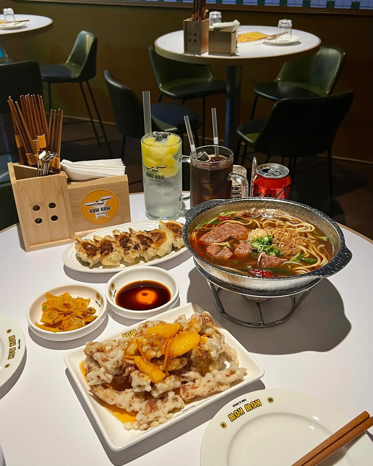 #코우코우
⠀⠀⠀⠀⠀⠀⠀⠀⠀⠀⠀⠀⠀⠀
홍콩 감성의 중화일식 코우코우🍻 

매일 수제로 만드는 겉바속촉 야끼교자 🥟
한국인 입맛에도 딱 좋았던 야들야들 고기가 들어간 우육탕면,
새콤달콤 오렌지 소스가 매력적인 탕수육까지ᵎᵎ 
여기에 술이 빠지면 섭하쥬˜ 파인애플 하이볼🍍 
⠀⠀⠀⠀⠀⠀⠀⠀⠀⠀⠀⠀⠀⠀ 
안주빨 제대로 세울 수 있는데, 이렇게 맛있는데ᵎᵎ 
안가면 손해아닌가요⁈ :-) 
⠀⠀⠀⠀⠀⠀⠀⠀⠀⠀⠀⠀⠀⠀
📍대구 중구 경상감영길 181 1층 코우코우 
⠀⠀⠀⠀⠀⠀⠀⠀⠀⠀⠀⠀⠀⠀
#교동술집 #교동맛집 #불금 #교동술집추천 #교동신상술집 #교동 #대구교동