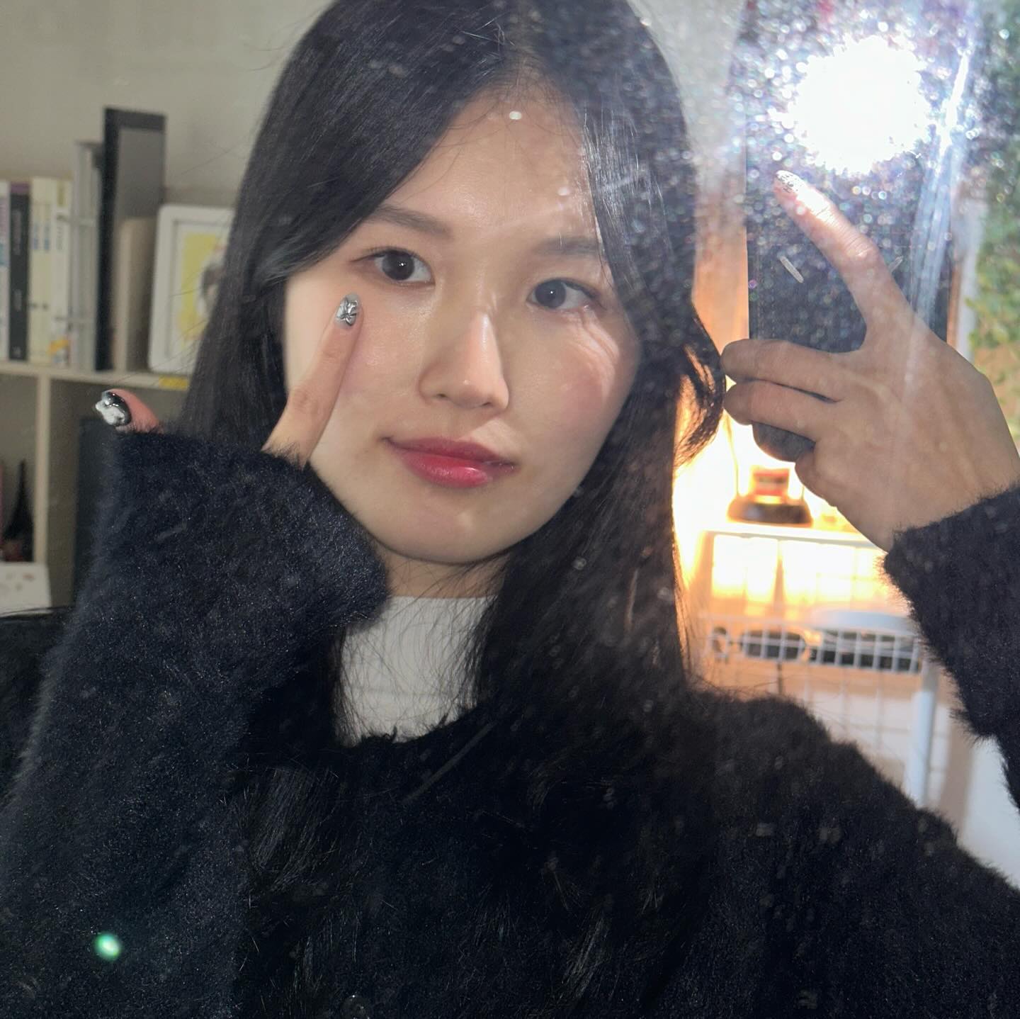 #협찬
안녕하세요! 😊 속눈썹 초보 첫 속눈썹 도전 후기 공유합니다.👀
#올리오속눈썹 은 글루를 사용하지 않고도 쉽고 안전하게 속눈썹을 붙일 수 있어서 편리해요.
원터치로 저같은 초보자들도 간편하게 사용할 수 있고, PSA 기술로 붙일 때 압력을 이용해 잘 부착해놓으면 접착력이 강화되어 더 오래 지속되어요.🤭
속눈썹 길이와 굵기가 다양하게 나뉘어져 있어, 개인의 눈매에 따라 선택하여 연출할 수 있어 너무 좋아요. 저는 눈 세로길이 대비 가로길이가 짧은 작은 눈인데, 저 같은 미니미눈도ㅋㅋㅋ 모양에 딱 맞게 어울리는 속눈썹을 찾을 수 있었어요. (처음이라 많이 어색하지만🥹)
또, 24시간 지속되는 롱래스팅으로 유분이나 물기에도 강하게 유지돼요. 약속 나가면서 보기 흉하게 떨어지면 어쩌나 걱정했는데, 하루종일 잘 붙어있더라고요!
제거할 때도 손으로 안전하게 잔여물 없이 손쉽게 금방 제거할 수 있었어요.🫶
앞으로 조금씩 연습하면서 속눈썹 메이크업 달인이 되어 사진 많이 올려볼게요! ✧⁎❝᷀ົཽ≀ˍ̮ ❝᷀ົཽ⁎⁺🖤
.
.
.
.
#ollio #올리오 #노글루속눈썹 #노글루올리오 #올리오싱글키트 #속눈썹추천 #코덕 #뷰스타그램 #아이돌속눈썹 #가닥속눈썹 #아이메이크업