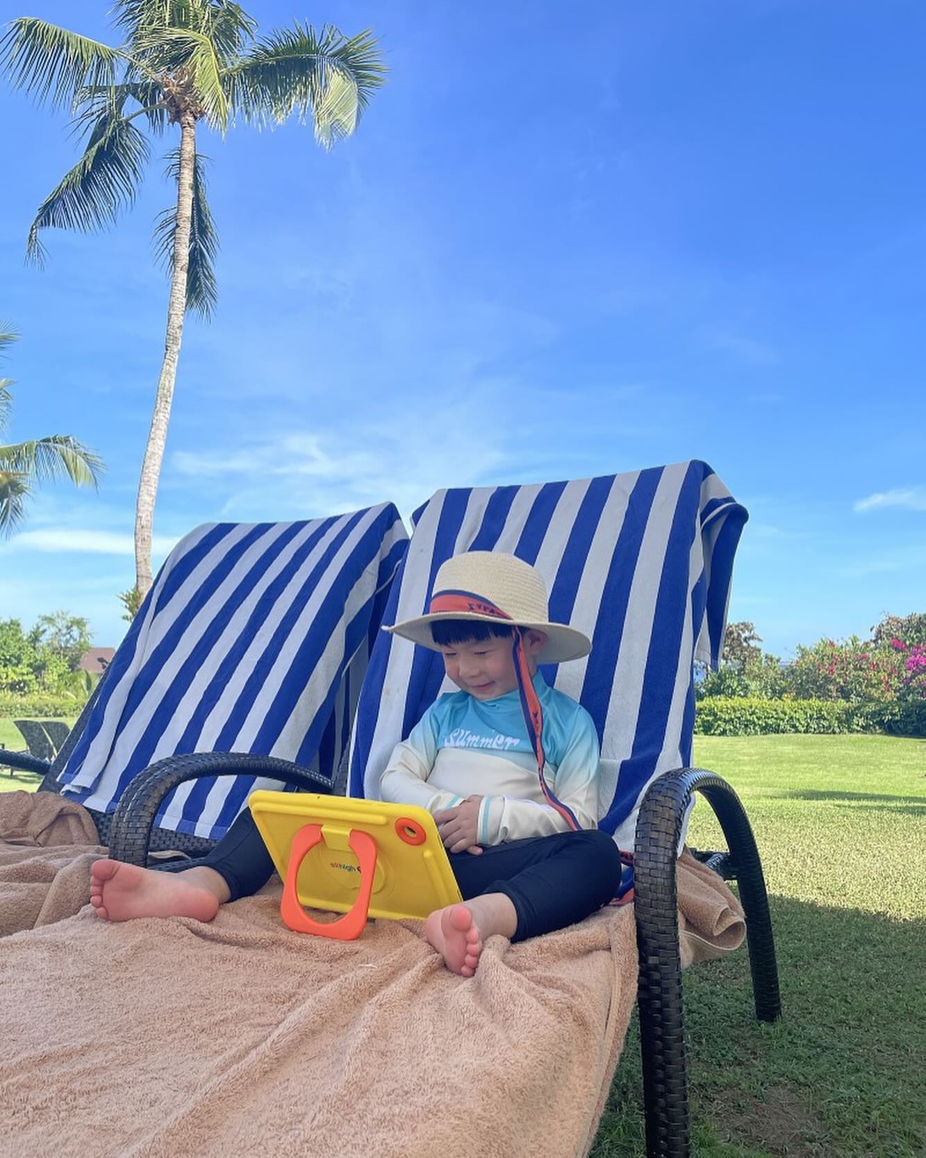 #협찬

이번 겨울휴가는 필리핀 #세부여행 다녀왔어요🌴
오랫만에 따뜻한 나라에 있으니 좋더라고요

항상 공항에 일찍 도착하기때문에 
대기시간동안 갖고 놀 장난감, 좋아하는 책 3-4권,
워크북, 미리 컨텐츠 받아놓기 등. 챙기기 정말 힘들었어요 

그러나 이번 여행에서는
#엘리하이키즈 하나로 #5세준비물 끝! 🥹💕 

지루한 3~4시간 공항대기 시간에도,
수영장에서 나와서 체력보충 할 때도,
밥 먹으러 가기 전 붕 뜨는 시간에도!
​
유튜브에서 알고리즘에 연관되어
아무 영상이나 보게 되는 시간들이
싫지만 어쩔 수 없게 틀어주는 상황이 꼭 생기고 마는데,
이번 여행에서는 엘리하이키즈의
한글, 수학, 영어 학습 컨텐츠를 하며
잉여시간조차도 유익하게 꽉 채워서
알찬 휴가를 보내고 왔어요 ✨🫶🏻 

돌아오자마자 
#5세홈스쿨링 #1:1맞춤화상수업 까지!!