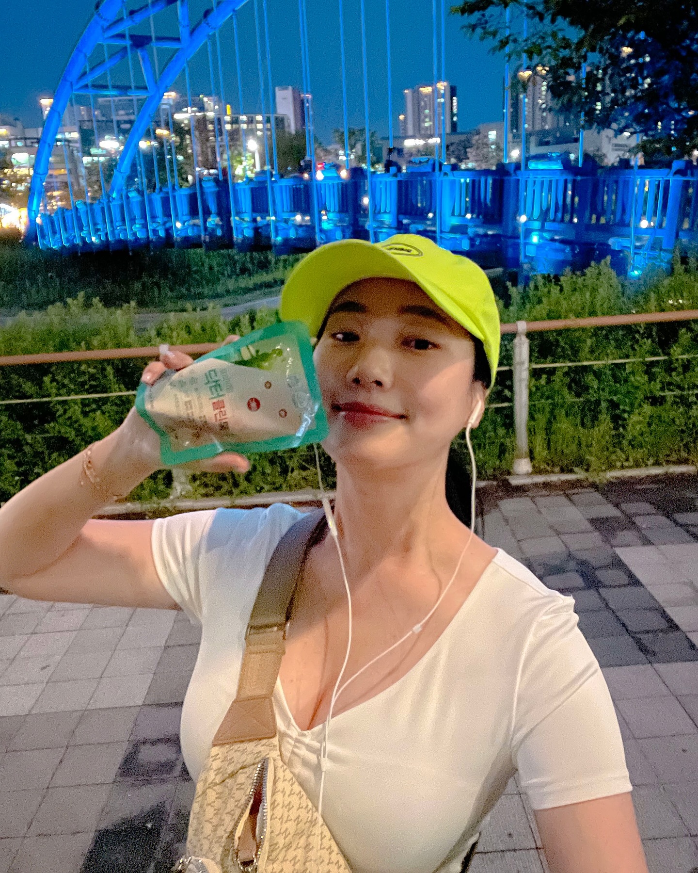 이 날씨에 어떻게 운동해요?!!!🤣🤣
운동 시작도 전에 너무 습하고 숨막혀서 총총총 돌아왔어요😊

하루종일 앉아서 노트북과 씨름하다보면
금방 밤이 되는데, 이때 안좋은 점은
같은 자세로 오래있다면 장운동이 활발하지 않아서
쾌변을 잘 못한다는거죠😭

이럴 때 필요한건 #닥터클린톡s 죠💚
몇개월을 마시다보니 이젠 하루에 1포만 마셔도
모닝쾌변 무조건해요💩

✔️쾌변뿐만 아니라 면역력까지 챙기고 싶으신 분들
한번 드셔보세요⭕️

영양제도 영양제인데
#닥톡이 도 함께 챙기니
건강도 많이 좋아졌어요👍🏻
⠀
⠀
👉🏻신맛이 없고 맛도 좋아요!
👉🏻배가 안아파요!
👶🏻3세 이상 아이들부터
🤰🏻임산부도 섭취 가능해요 (이제 더 열심히 먹게 되겠죠🔥)
🧊얼렸다가 5분 후에 마시면 슬러시같은 별미!

건기식만 아니었다면
한번에 3-4포는 원샷했을거에여🤣🤣

1포에 52Kcal
칼로리도 착하죠😊
⠀
⠀
🌱구매할수록 추가할인!
🌿1+1구성부터 무료배송!
혜택 받아가세요💚

프로필링크를 통해 금요일까지 구매하실 수 있어요✅