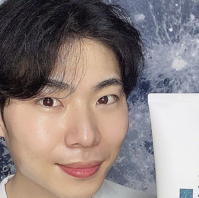  정용 on Instagram: "#협찬
[ 🌿 모이코이 수딩젤 🌿 ]
.
자연의 순한 식물유래성분으로 만들어진 제품!
오늘은 모이코이 수딩젤을 가져와봤는데요!
.
에리스리톨, 판테놀, 영지버섯줄기추출물 성분으로 빈틈없이 촉촉하게!
오크라열매 추출물로 피부 탄력에 도움을!
녹차, 호장근뿌리, 병풀 추출물 성분으로 진정까지!
전성분 EWG 등급 인증 완료!
.
제형은 촉촉해보이는 젤 제형으로 살짝 무거운 제형이였어요!
시원하게 쿨하게 촉촉함 가득!
.
무엇보다 모든 피부 타입이 사용가능해서 더욱 좋은 제품!
오늘부터 수딩젤은 바로 너닷!
.
.
.
#모이코이수딩젤 #수분진정 #여드름화장품 #수딩젤 #피부트러블 #유기농화장품 #붉은기진정 #여드름피부 #입주변트러블 #민감성피부 #스킨케어루틴 #재생화장품 #모공도둑 #시카크림 #환절기피부관리 #피부일상 #모공관리 #좁쌀여드름#피부보호막 #트러블케어 #물광크림 #뾰루지 #홍조관리 #좁쌀여드름없애는법 #지성피부개선 #저자극화장품 #데일리 #예민한피부"