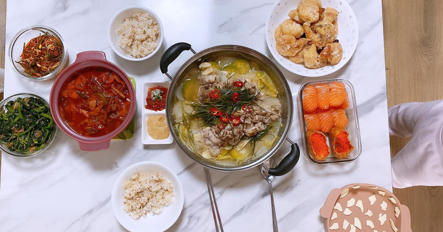 *
배추삼겹찜
오징어볶음
시금치된장무침
콩나물부추무침
된장마요\고추마요소스
연어유부초밥
크림새우

어느 날의 신랑 저녁차림상👩🏻‍🍳
육휴기간엔 주 3-4회는 저녁 저렇게 차려놓고 신랑 퇴근 기다렸던 듯! 연어유부초밥도 내가 만듦ㅋㅋㅋㅋ
반찬 가짓수도 매일 조금씩 다르게 해서 엄청 신경썼었음
14시부터는 저녁준비를 했으니까 ㅇㅇ

seoung_u_ji 
누나한테 잘해! 누나가 저렇게 살뜰히 보살폈다!!!!!!!