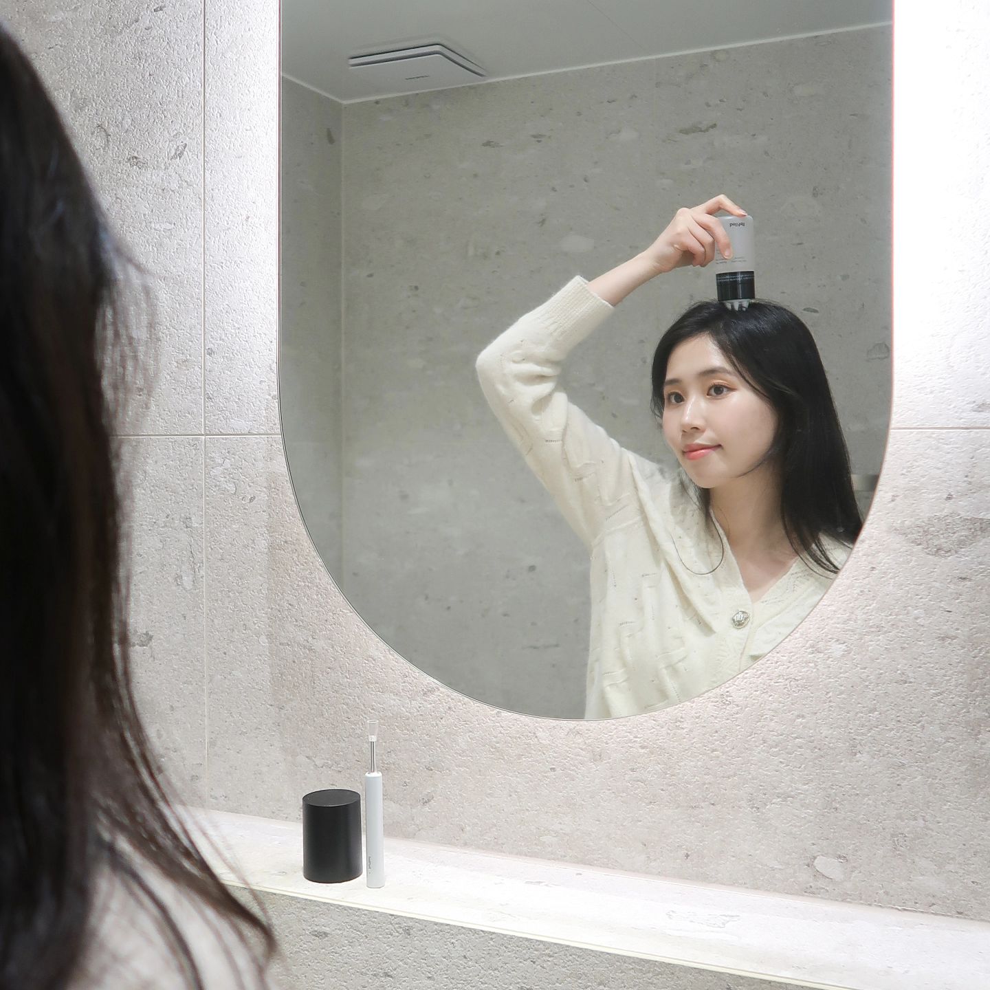 #광고 #두피케어 필요성이 느껴져서 만나본 #리필드헤어토닉 사이토카인 부스터와 두피 스캐너 🤍 올리브영 헤어케어 판매 1위 브랜드라고 들었는데, 직접 써보니 이유를 알겠더라고요!

사이토카인 부스터는 집에서 간단하게 #두피홈케어 할 수 있는 저자극 약산성 #헤어토닉 인데요 ✨ 임산부도 쓸 수 있는 제품이라고 하니 더욱 마음이 놓이더라고요.

#리필드 에서 독점 제작한 사이토카인 2종 성분이 들어 있어서, 탈모 증상 완화를 도와줄 수 있는 게 특징인데요. 에센스 제형이 두피에 촉촉하게 스며들면서 산뜻함과 상쾌함을 전해 주고, 지쳐 있는 두피의 열감을 완화시켜 주는 역할을 하더라고요 💦

특히 사용하고 나면 가볍게 쏙 스며들어서, 머리가 기름지지 않고 산뜻하게 마무리되는 점이 마음에 들었어요! 그래서 데일리로 부담 없이 바르고 있답니다 😉

이렇게 사이토카인 부스터를 꾸준히 바르면서 중간 중간 전용 앱과 두피 스캐너를 이용해 두피를 자세히 들여다 보면 더욱 체계적인 관리가 가능하다는 사실 👀

#탈모케어 위한 #올리브영헤어토닉 찾고 계셨던 분들은 눈여겨 보셔도 좋을 만한 브랜드예요! refilled_official