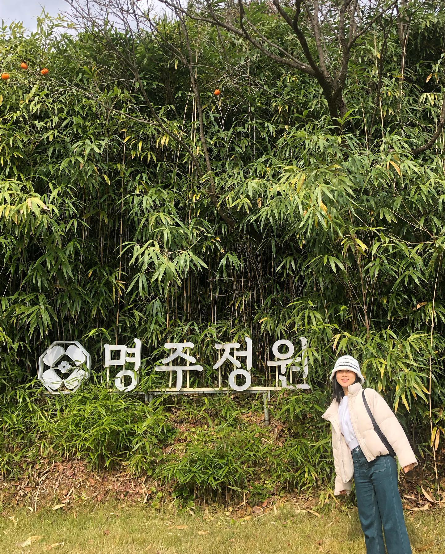 🏡 찜질방을 개조해서 만든
상주의 대형카페이자 문화 공간
#명주정원

명주정원에는 카페 외에도
상주 청년들과 협업한 청년공방인
#강소리스튜디오 #명주식탁 와인바 등을 만나볼 수 있다

스몰웨딩 공간까지 대여 가능한 명주정원

상주 출신의 두자매가 고향에 돌아와서 손 안닿은 곳이 없을 정도로 직접 고쳐 만든 건물인만큼 특색 있고 포토존을 찾는 재미까지 있는 곳

영업시간⏰
✔️매일 10:00-22:00
✔라스트오더 21:30
✔️결혼식 및 행사 대관 가능

#한국관광공사 #제작비지원 travel_league_ 

#경북상주 #할매니얼 #청년관광 #트래블리그 #청년관광공모전 #상주가볼만한곳 #상주카페 #상주여행