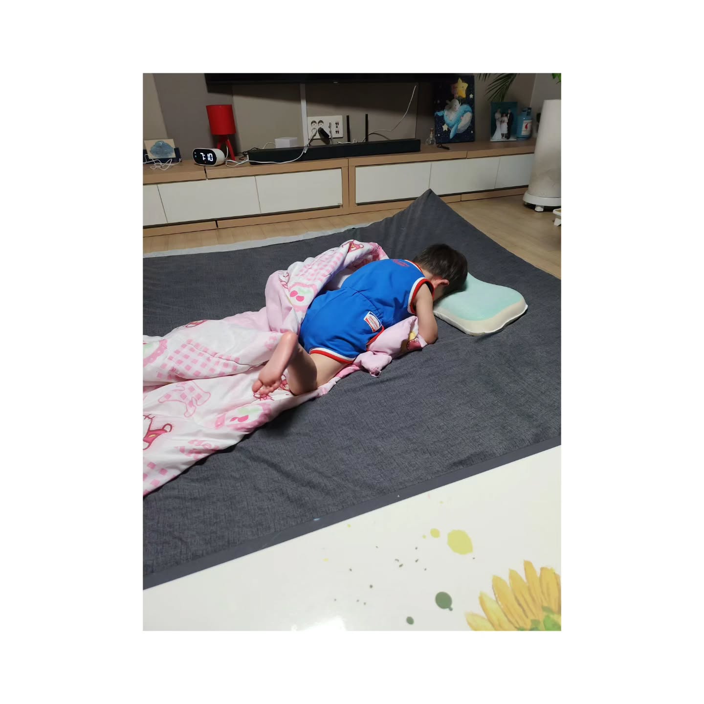 넘 빡씨게 끌고 댕겼나? ㅋㅋㅋ
집에 오는동안 차에서 잠들더니 집에와서도
한시간반을 더자고 30분동안 깨움 ㅋㅋㅋ
후다닥 저녁해서 먹이고 간식까지 챙겨먹고 놀다가
오전에 못다한 물감놀이 씻으면서하고
10시쯤 떡실신 ㅋㅋㅋㅋ
걱정했는데 한번도 엄빠 찾으면서 울지 않아서
그나마 다행이다 #기특한녀석
어제 아침부터 절대 오지 않을것같던
밤이 오긴 오는구나 ㅋㅋㅋ
탱이 키울땐 내나이 20대중반
지안이도 후반이지만 20대
끄꾸야 지금 고모나이가 40이 넘었는데
땀 한바가지씩 흘려가면서 불싸르고 있다는것좀
알아줄래? ㅋㅋㅋㅋ
예정에 없던 하루 더 늘어난 일정^^;;
평일...집에 탱지도 없어서 
손하나 까딱 안하고 다 모모한테 해달라고
화장실까지 따라오는 널 우찌해야될지
벌써부터 걱정이다 ㅋㅋㅋ 낼은 살살하자꾸나
#조카스타그램#이쁜아기#백만돌이
고모도 지금은#철인모드 ㅋㅋㅋ
오늘 #저녁은 #가츠동#새우딤섬#크래미오이무침
또#깍두기 후식으로 #샤인머스켓
오이무침은 맛없단다 ㅋㅋㅋ 나머진 잘먹어줌
낼은 또 뭘하나...