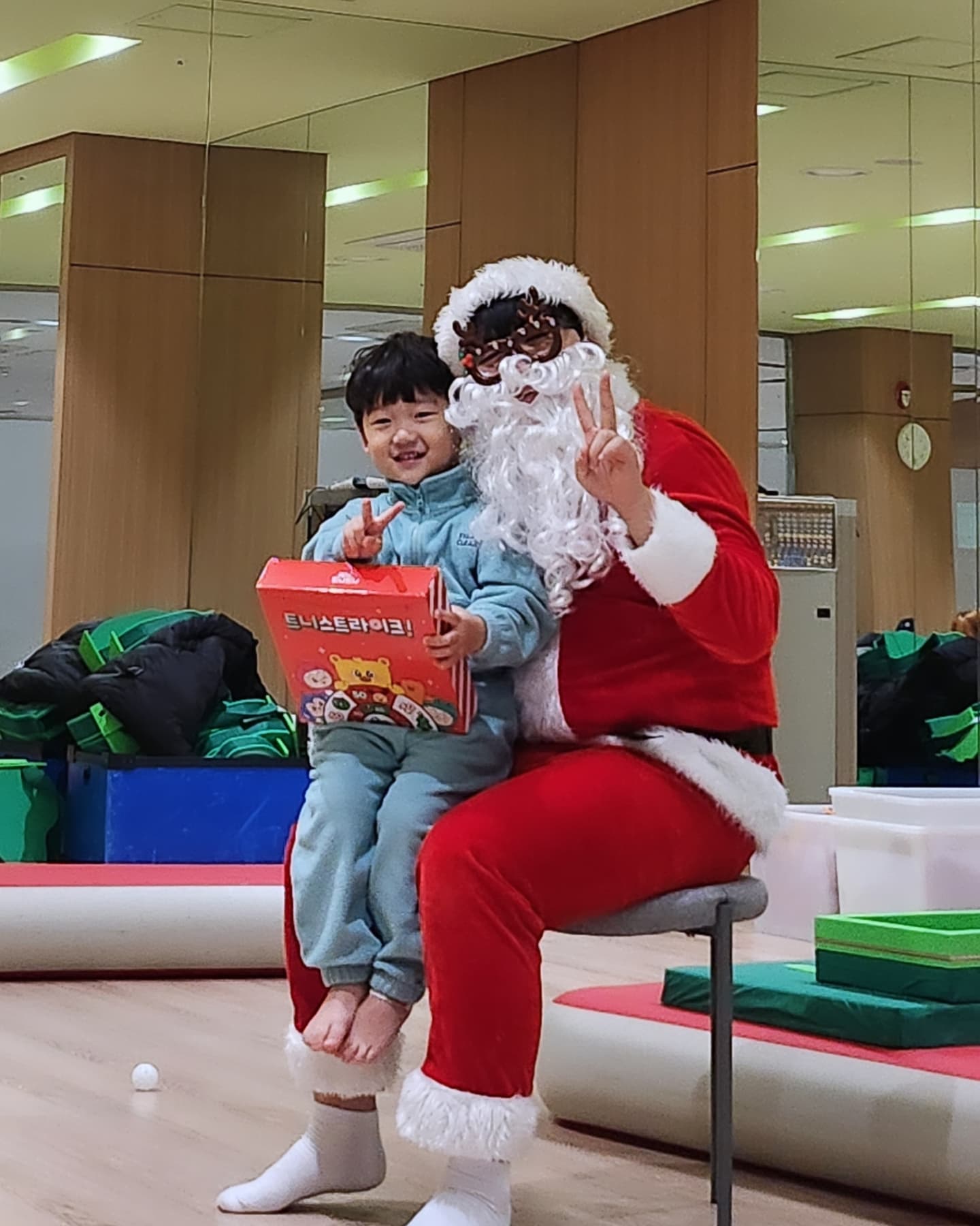 트니트니데이~♡
산타할아버지 선물 받은 날 ㅋㅋ
브이도 잘해요 ㅋㅋ
그리고 저저번주 형아랑 함께 트니트니 갔던 날..
못말리는 8세... 왜 애기들 사이에서 적극적인 건데🤦‍♀️
.
.
#트니트니수업 #트니트니산타할아버지 #트니트니사랑 #트니트니너무좋아함 #내사랑둘찌 #내사랑박지후 #사랑스럽지후 #43개월아기 #4살8살형제 #4살8살아들맘