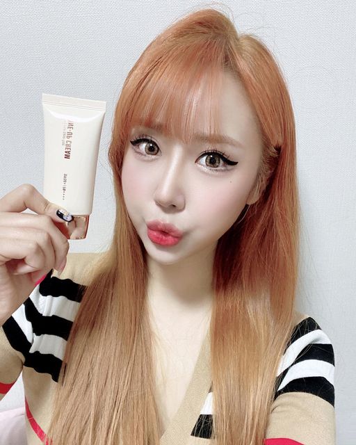 BIN on Instagram: "#광고 맑고 예쁜 도자기피부 연출을 좋아하는 나에게 찰떡 제품! 얇고 가벼운데 유지력도 좋음. 특히 커버력에 놀랐어요… 필수였던 베이스랑 파운데이션은 잠시 내려놓을듯