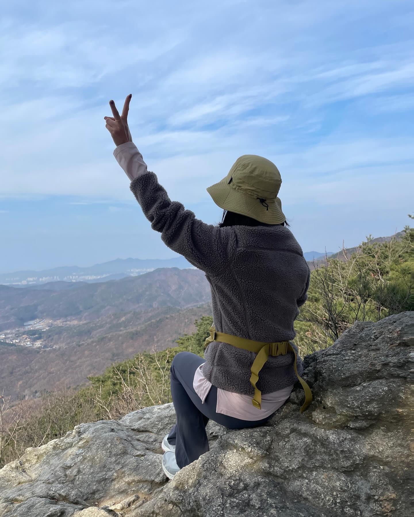 오랜만에 등산⛰️

오늘 날씨도 도와준 하루! 
등산약속잡고, 다들 공사다망하여 미뤄졌는데.. 원래 가려던 날에 갔음 얼어죽을뻔 했다고ㅎ 오늘 산타기 딱 좋았다. 

오랜만에 오르니 나혼자 폐활량 부족해서 후들거렸네..
소원돌도 쌓고, 청솔모도 보고, 쉬엄쉬엄! 
그래도 지인들과 얘기하며 오르니 정상까지 40분 컷. 

머리가 무거울땐 등산이지! 
무거운 생각들을 가지고 산을 오르면 내려올때는 확실히 가벼워진다. 

진짜 한라산 가보고 싶다🏔️

#광교산 #등산기록 #광교산형제봉 #산이좋아 #백희