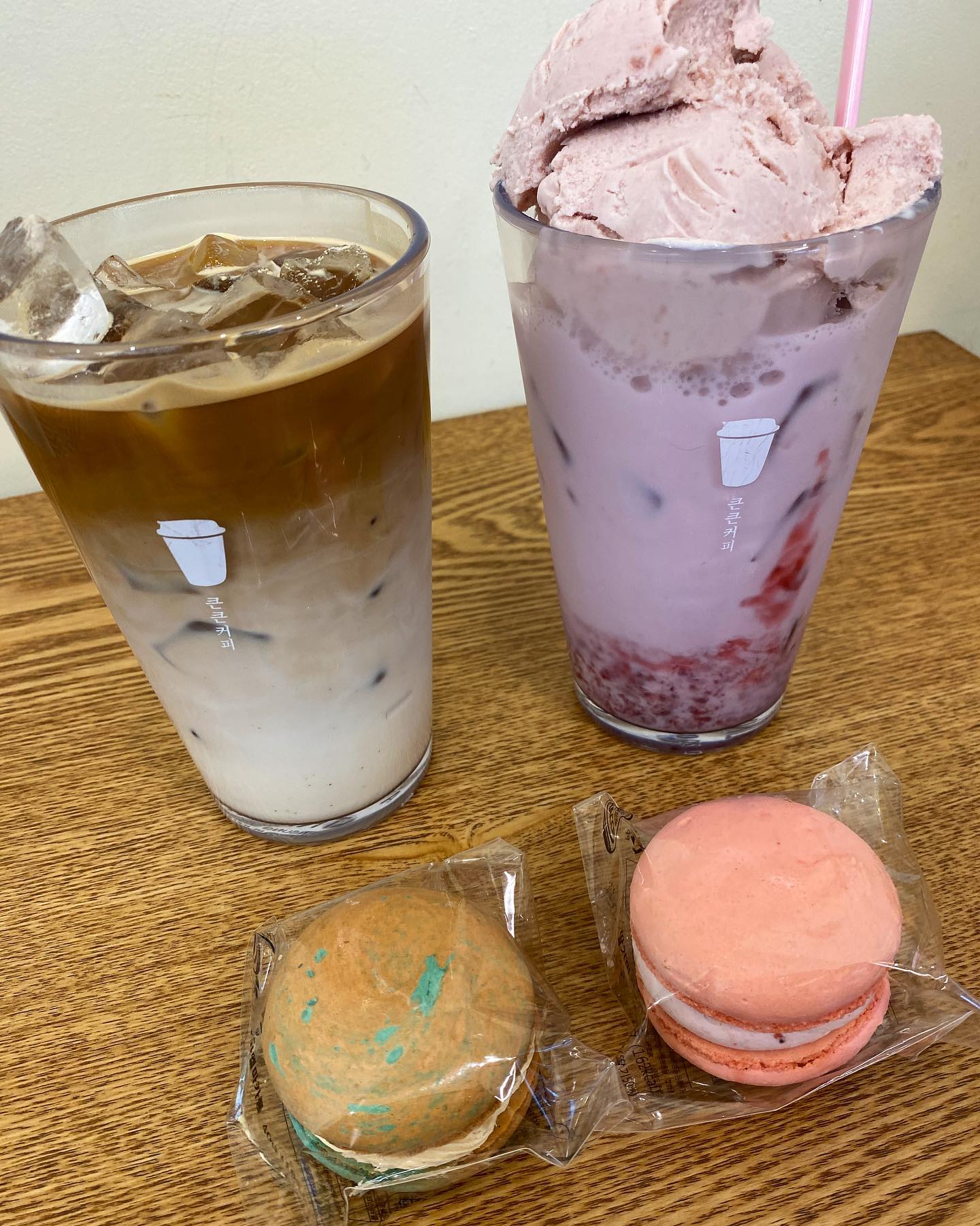#큰큰커피
나성동 제일풍경채 위너스카이 상가에 위치한 
#딸기아이스크림라떼 가 맛있는 큰큰커피!!!
듬뿍 올라간 아이스크림때문에 딸아이의 최애 메뉴인데 
딸기 과육도 많아서 저도 너무 좋아하는 메뉴에요🍓
하지만 이곳 큰큰커피에서 꼭 먹어야하는건 따로있었으니.. 
바로바로 #마카롱 🤩🤩
개당 2천원이 채 안되는 착한 가격으로 
뚱카롱 못지않은 풍성한 자태... 
쫀득한 꼬끄에 다양한 필링으로 하나만 고를수 없어 
결국 여러개를 집는다는..ㅎㅎ
야외테이블도 많아서 요즘같은 날씨에 
커피 한잔하기 딱 좋아요💓

➿큰큰커피
➿세종 국세청로 45 상가1층 B-113호
➿딸기이이스크림라떼 : 6,400원
➿큰큰라떼 : 3,800원
➿마카롱 : 2개 3,800원
