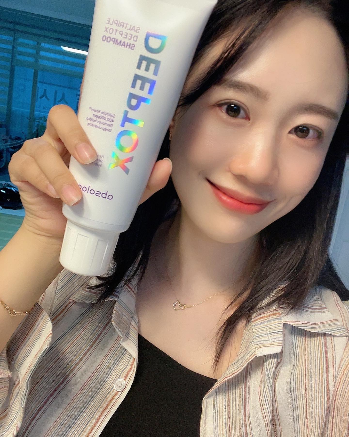 #협찬

🍀 앱솔룹 솔트리플 딥톡스 스크럽 샴푸

요즘에 머리가 자주 간지럽고 각질이 많이 나와서 두피 스케일링에 좋은 샴푸를 가지고 와봤어요!!😄

요 아이는 스케일링 솔트400,000ppm 함유로 일반샴푸와는 다른 개운함이 있어요 ㅎㅎ

보랏빛과 미세한 솔트 스케일링 입자로 시원하게 스케일링되고 거품도 풍성해서 아주 개운하네요!!

또 탈모증상완화 기능성 샴푸라고 해서 탈모예방에도 넘넘 좋을거 같아요😆

다른제품과는 다르게 샴푸 향기도 너무 좋고 특별히 개운해서 강추드리는 제품이에요💗

.
.

#앱솔룹 #앱솔룹샴푸 #앱솔룹스크럽샴푸 #스크럽샴푸 #탈모샴푸 #소금샴푸 #샴푸추천 #scalpshampoo #absoloop #Kbeauty