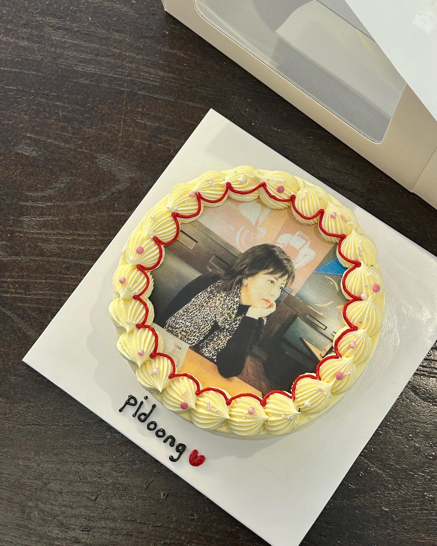#협찬 #목동케이크 #오목교케이크 #생일 #결혼기념일케이크 #돌잔치 #환갑 #행사케이크 #연예인조공케이크 #특별한케이크 #수제케이크 #포토케이크 #케이크맛집 #케잌 #기념일케이크 
.
.
.
.
목동에 생긴 핸드 메이드 수제케이크 맛집 카페 핑그르🐻🍰
🧸케이크 시트는 모두 수작업 핸드메이드
🧸100프로 동물성 생크림 사용
🧸도시락케이크, 기념일,환갑,축하 등 포토제작 케이크 
🧸커피,빙수,마들렌이랑 스콘, 쿠키등 다양한 디저트도 모두 핸드메이드
🧸귀여운 곰돌이 인테리어의 아기자기한 카페내부 

동네에 아기자기하고 귀여운 카페가 생겨서 방문해본 핑그르🫶🏻
사장님이 수제로 만드는 케이크가 유명하다고 해서 포토케이크를 주문했는데 징짜 너무너무 예쁘고 맛있었어요❤️
엄마 사진으로 주문했는데 진짜 똑같았고 케이크는 초코생크림이였는데 제가 진짜 좋아하는 브랜드맛이 나서 놀랐어요 ㅎㅎ 보통 디자인이 예쁘고 완벽하면 케이크맛은 보통이거나 그저그런데 여기는 진짜 달라요!̆̈!̆̈ 
초코맛이 진하면서 너무달지도않고 깊은 맛이여서 엄마도 엄청 좋아하시면서 잘 드셨어요🫶🏻

📍위치 : 서울 양천구 신목로5길 10 1층 카페핑그르
🕖 영업시간 : 매일 10:00~19:30( 주말은 17시)
☎️전화 : 0507-1360-2439