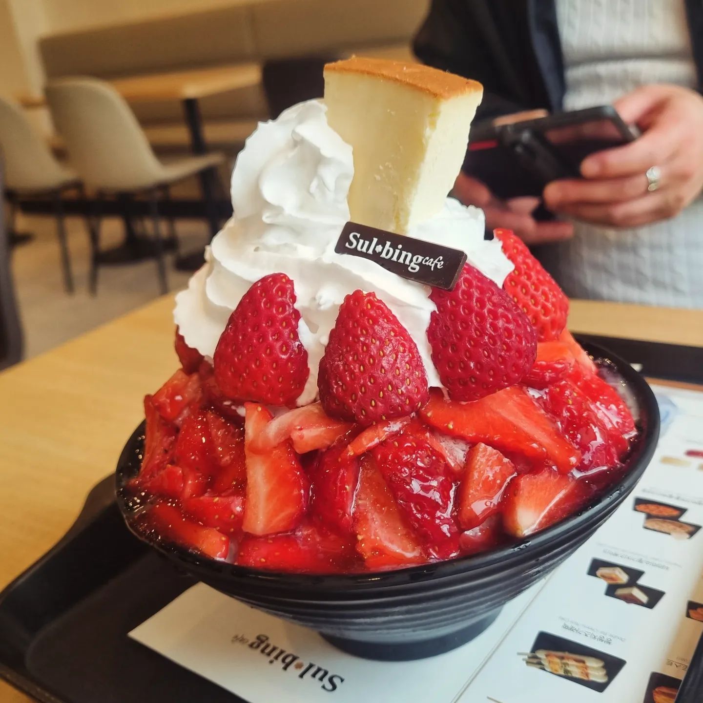 설빙먹었지요~~
맛있었찌요~~
올해 첫 빙수 성공적.

#딸기치즈러블리설빙 이걸까? 음..🤫🤔
#용호동설빙
#빙수
#덥다
#코리안디저트 #설빙
#먹고나니추븜