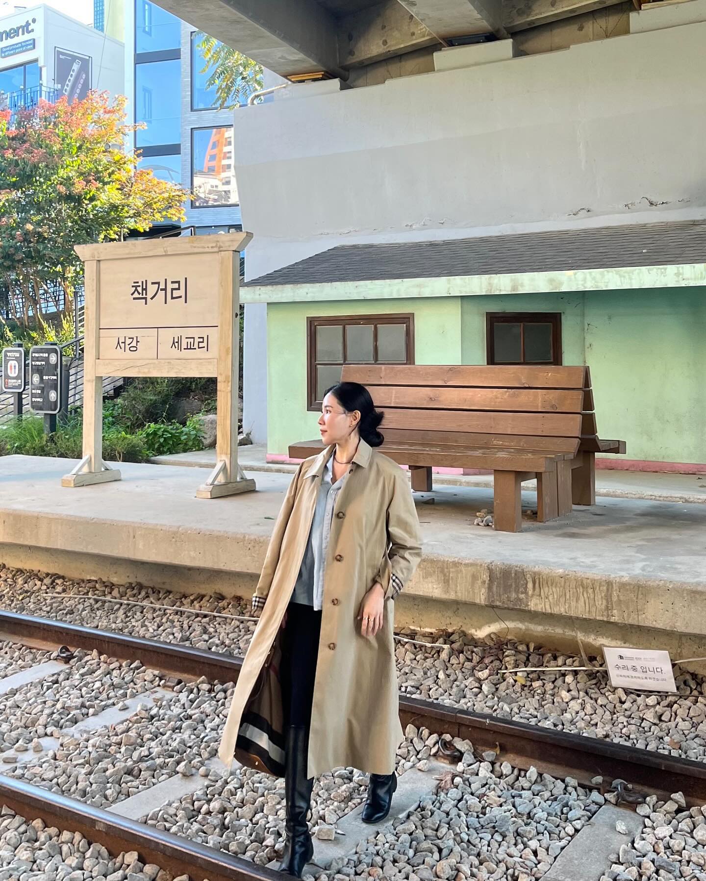#10월의연남동 #이모저모고모 🍃🍂

오랜만에 갔던 #경의선책거리 📖

포가레 곱창쌀국수, 🍜
서비스로 주신 반세오가 더 맛있는건 뭐죠

술 대신, 술맛 나는 코히 #펠른 ☕️

연남동 힙견, 만사 귀찮은 코카스파니엘🦮
가끔은 개가 부러울때가 있다 (아니 자주..)

몇시간 잠깐 주차한 사이 또 당한 #새똥테러
이쯤되면 나 새똥하고 뭐 있냐..

#불법주차아닌데요 #개새 🕊️
#연남동나들이 #힙견 #잊지못해
#새똥 #너새끼 #부들부들 #문짝에는하지마