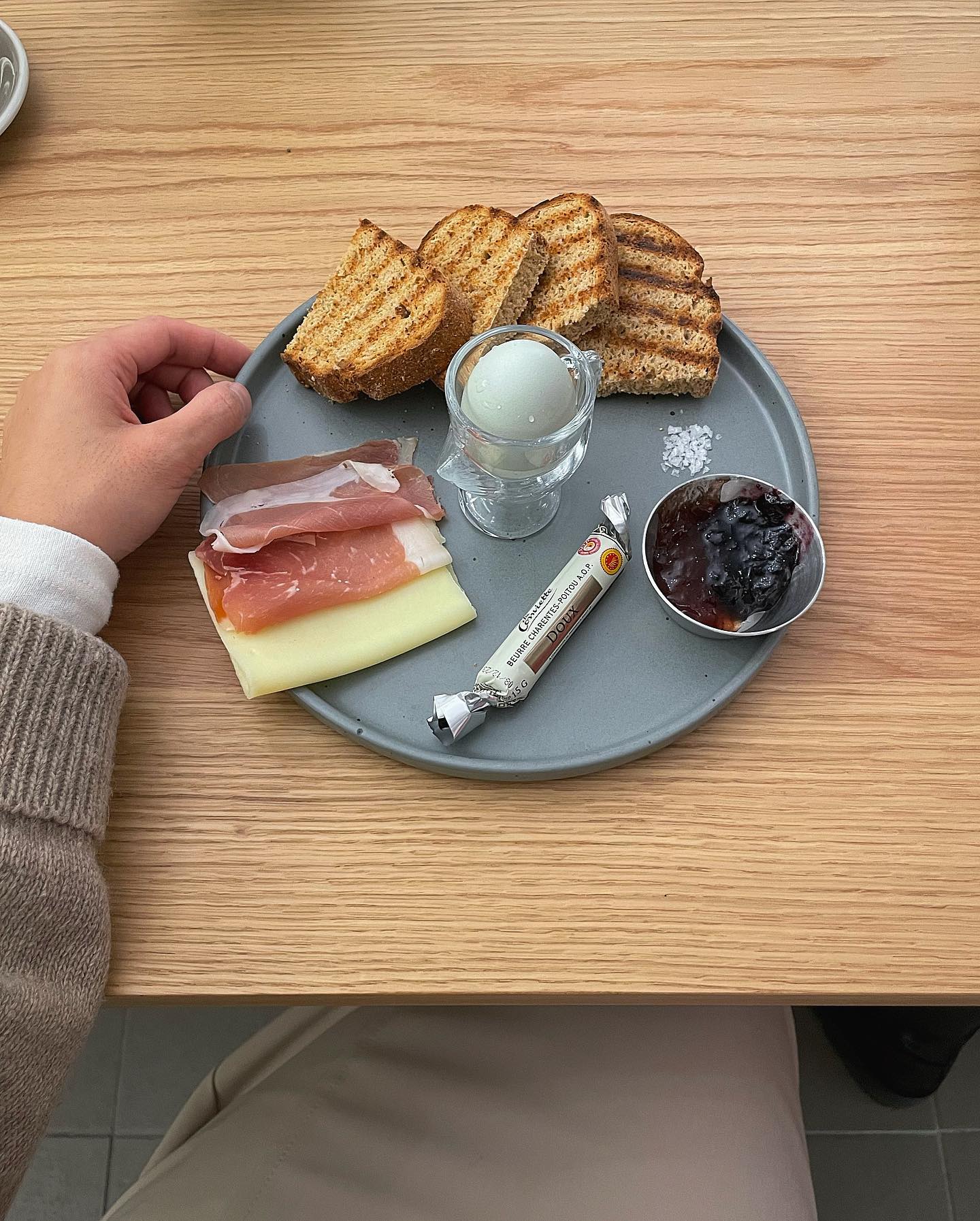 단백한 빵 좋아하시는 분들 모여모여!🙋🏻‍♀️
이 집은 그냥 빵만 먹어도 맛있는 집이에요,,
샌드위치에 빵도 너무 단백하고 맛있고
디저트들도 자극적이지 않은데 고오급지게 맛있는 맛!
특히 갈레트 너무 맛있어서 또 생각나요,,🫢 (또 먹고싶다)
강남 브런치 카페 찾으시면 왕추천!😉

.
.
.
.
.
.
카페 그릿 바이 도나홈

•서울 강남구 개포로17길 30 B1층
•월-토 10:00-18:00 (17:30 라스트 오더) 매주 일요일 정기휴무
•단백한 샌드위치와 갈레트가 맛있는 강남 카페
•반려동물, 예스 키즈존
•주차가능