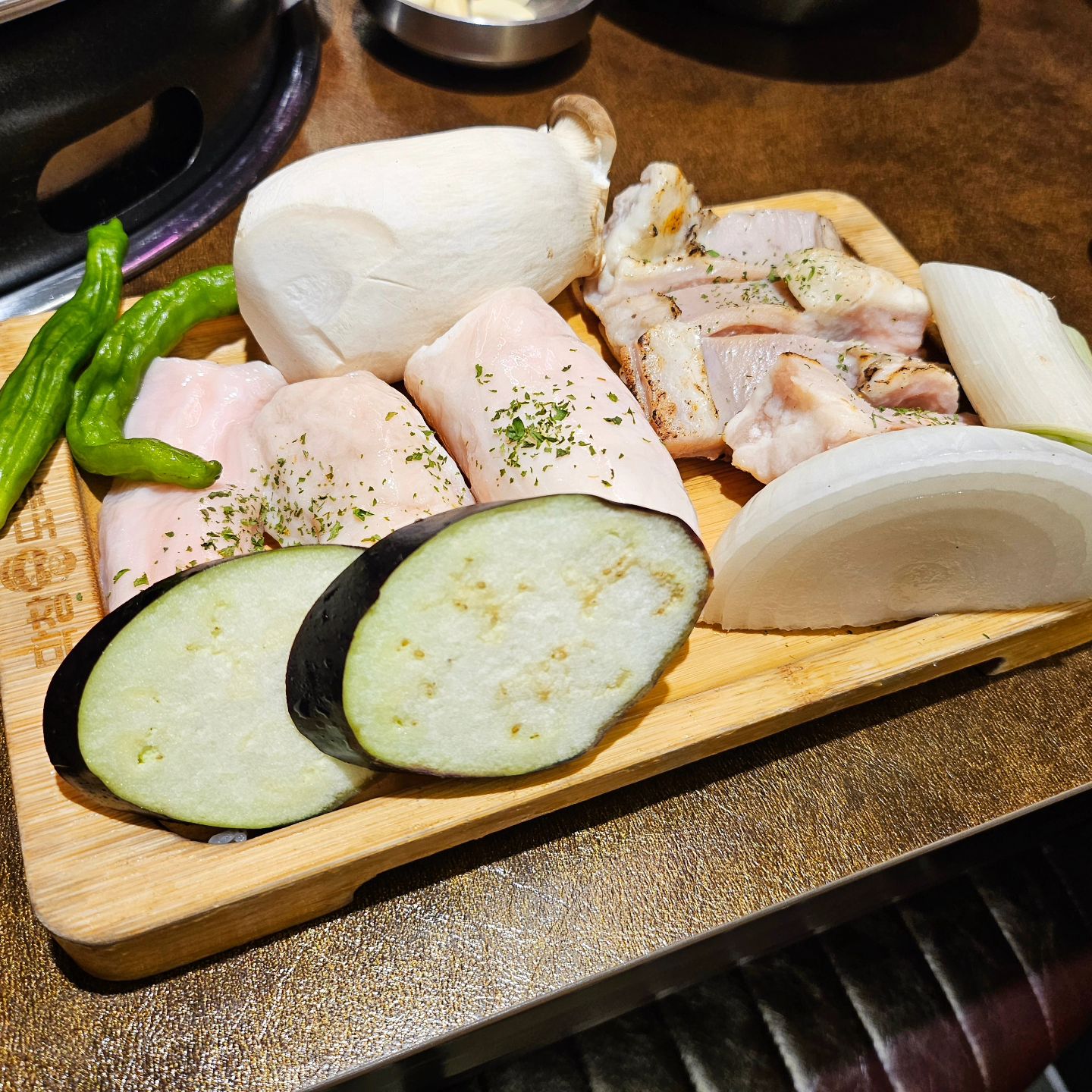 #협찬
곱이 알찬 소곱창부터 쫀득한 막창까지 모두 있는 막창도둑 성남복정점
비가 꽤나 오는 날이였음에도 가게안에는 학생들부터 어르신분들까지 손님들이 꽤나 있었어요.
가성비 좋고 맛있는 막창집 찾는다면 막창도둑 성남복정점 추천드려요!

🏠주소
경기 성남시 수정구 복정로 59 1층

🕰영업시간
매일 16:00 ~ 24:00
라스트 오더 23:30

☎전화번호
0507-1364-6585

#성남맛집 #복정동막창 #동서울대맛집 #복정맛집 #복정동맛집 #성남곱창 #수정구맛집 #막창도둑 #막창도둑성남 #막창도둑성남복정점 #가천대맛집 #가천대막창 #성남막창 #복정막창 #수정구막창