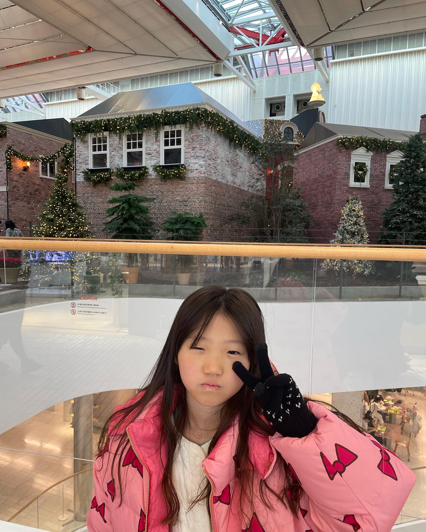 이쁘지우랑 
#서울나들이 
.
.
평일이어도 
사람 진짜 많고 
크리스마스 타운은 
들어가보지도 못함! 
.
.
예약해서 다녀오고 싶다아- 
.
.
#더현대 
#평일데이트