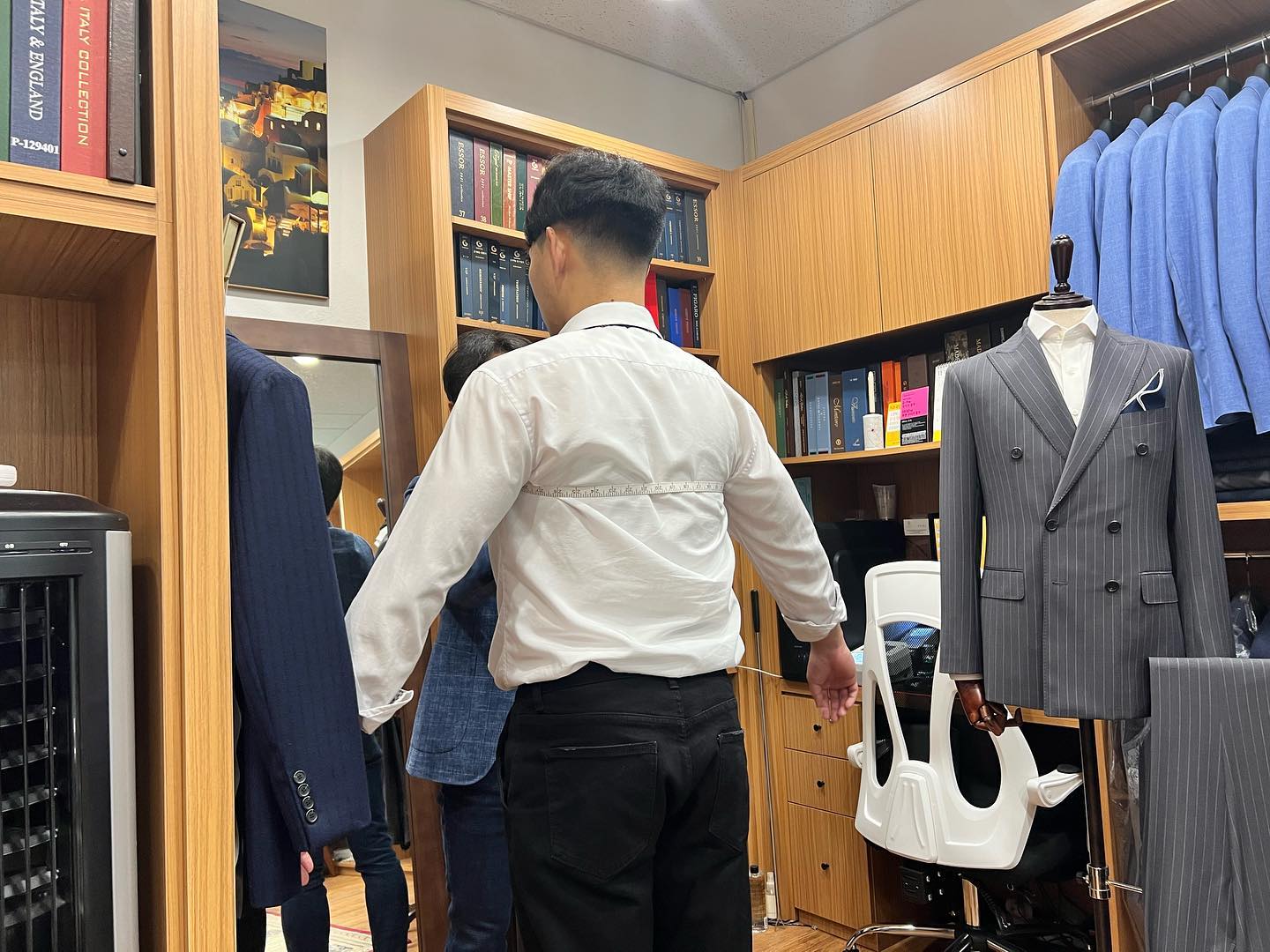 예랑이 첫 맞춤셔츠~
블랙셔츠 입은게 이상형이랬더니
냅다 블랙이요!!😅
어서 그거 입고 스냅촬영가자♥️

.

͙⁺˚*･༓☾　　☽༓･*˚⁺‧͙
결혼준비는 다이렉트 결혼준비 direct.wedding

추천인코드 : ❤️‍🔥 [ 오구커플 ] ❤️‍🔥
: 최초가입시 입력하시면 3만원 현금적립💸
: 스드메 및 혼구용품 구매시 포인트로 사용 가능👍🏻

.
👰🏻‍♀️🤵🏻
🌹캐쉬백 받고 포인트 모아서 스드메 0원
🌹합리적인 가격과 가성비 좋은 제휴업체
🌹든든한 비동행 플래너 
🌹하나뿐인 나만의 결혼 준비

#다이렉트결혼준비 #다이렉트웨딩 #결혼준비 #웨딩준비 #맞춤정장 #맞춤셔츠 #예랑이랑❤️ #예복맞춤
