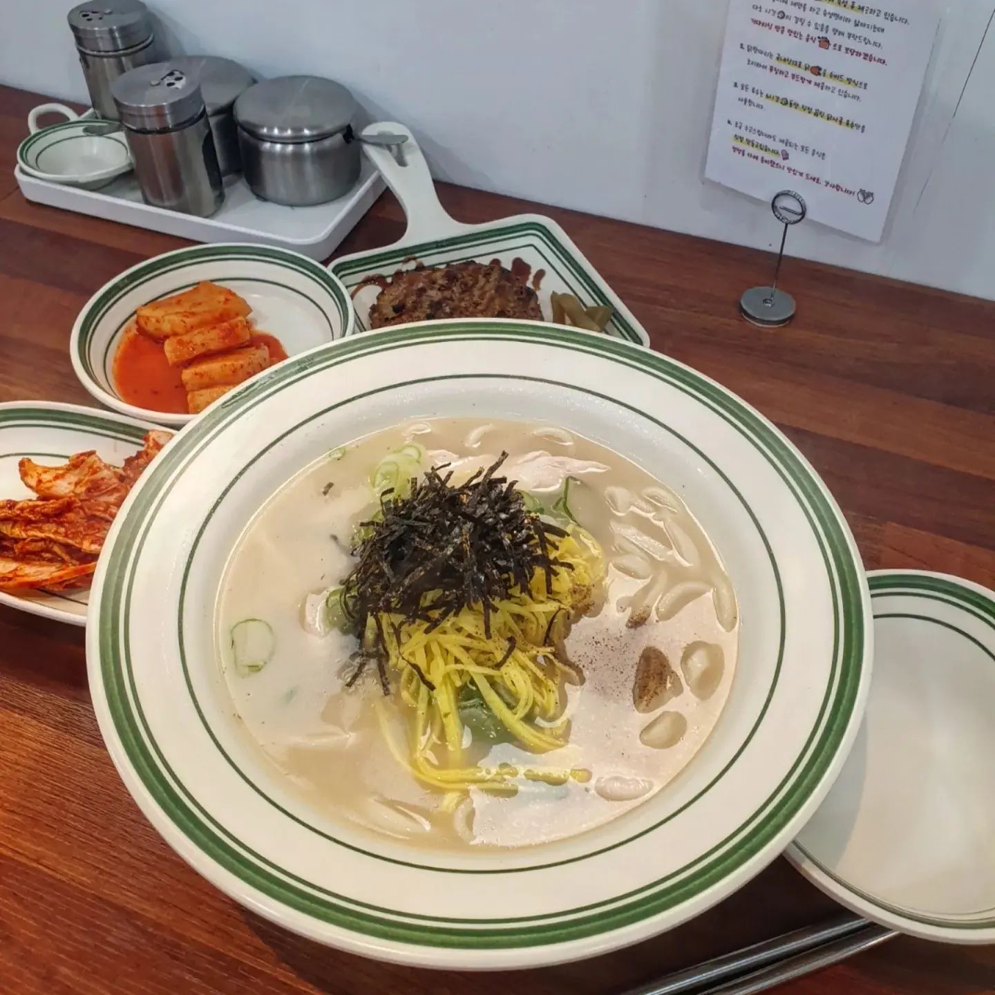 .
📍규미당

닭칼국수+떡갈비 - 12,000

칼국수면을 직접 반죽해서 숙성 후 제공되는 숙성면이라는데 와 식감 도랐..

밀가루냄새 하나없이 찰지면서 부드러운 목넘김이 최근 먹은 칼국수 중 단연 최고였음👍👍

6시간 끓여 만든 닭 육수맛도 깊으면서도 감칠맛이 끝내줌
.
.
.
.
#규미당#닭칼국수#닭칼국수맛집#칼국수맛집#시흥맛집#맛스타그램