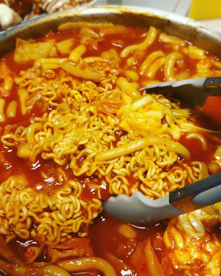 #협찬 드디어 나왔다! 응떡 밀키트🥳🥳
응급실떡볶이 중상맛 이상만 조지는 응떡매니아로써
달달한 특제소스에다 쫠깃한 젓가락 밀떡으로 무장한
레알 판타스틱 어매이징 딜리샤스한 밀키트 출시!!
너무 반가워서 매운맛,보통맛 총 4인분 한번에 끓이기!

🌟일단 믿고 먹는 응떡 소스 싱크로율 만점 
🌟가느다란 밀떡은 잘 익고 양념도 쏙쏙배고
🌟동봉된 사각어묵 센스만점 받고 라면사리 추가요!
🌟사실 응떡은.치즈빨도 커서 치즈자체추가 하면 완성

냉동해도 퍼지지 않는다는 응떡 젓가락밀떡은
오랜시간 익혀도 퍼지지 않고 쫄깃하니 
제대로 응떡의 특제소스를 즐길 수 있었어요☺️💛

밀키트 왜 이제 나왓냐구.. 응떡매니아들 @@소환
후기 확인하고 주문 갈깈. eungdduk_korea 

.

.

.

.

 #떡볶이 #떡볶이밀키트 #응급실국물떡볶이 #응급실닭볶음탕 #응닭응떡 #응뽀끼 #치즈 #응떡하면치즈 #누들밀떡 #홈파티 #캠핑 #낚시 #여행 #간편식 #간편조리 #야식 #오늘뭐먹지 #술안주 #안주 #파자마파티