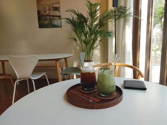 유 호진 on Instagram: "@cafe_soyihwa 율량동 카페 추천

집에 반자동 머신기가 있어서 집에서 직접 커피

추출해 먹다 오랜만에 밖에 나와 카페 방문

율량동 소이화 카페 율량동도 핫한 동네이지만

골목에 위치한 카페 내부 인테리어도 깔끔하고

분위기도 좋네요 제주 녹차 밀크 아인슈페너

2잔을 주문했습니다

개인적으로 저는 여러 곳에 녹차라떼 말차 여러 가지

먹어봤는데 저는 개인적으로 녹차 특유의 쓴맛을

엄청 싫어하는데 여기 녹차 밀크는 쓴맛보다 녹차에

깊은 맛과 살짝 단맛이 느껴져서 제가 그동안 먹었던

녹차 음료 중에 최고 녹차를 워낙 싫어하는 내 입맛에

먹을 수 있을 정도면 녹차를 좋아하는 사람에게는

강추 😍

아인슈페너는 강추

아인슈페너가 아메리카노에 휘핑을 얹은 커피인데

커피는 같은 원두로 추출하더라도 탬핑강도

커피 추출할 때 압력에 따라 같은 원두여도 맛이

다릅니다. 커피에 단맛 쓴맛 신맛 조화가 잘 어울려

깊은 맛이 나네요 저는 에스프레소를 즐겨 마셔서

커피를 워낙 좋아하지만 아메리카노를 싫어하시는

분들도 휘핑이 얹어서 조금 더 쉽게 드실 수 있을 것

같아요 개인적으로 강추

저는 개인적으로 코로나로 어려운 경기 속에서

카페는 엄청 많이 생기고 있어서 유명 브랜드 카페

보다는 이런 개인 카페를 선호해요

그렇다고 유명 브랜드 카페를 싫어하는 것은

아닙니다.

근처 사시는 분들은 방문 강추 😍

#율량동카페  #소이화 #카페소이화 #카페 #인스타그램 #맞팔 #선팔 #팔로우 #좋아요  #남자 #여자   #데일리 #daily #일상 #일상스타그램  #소통 #셀카 #셀스타 #셀스타그램 #셀기꾼 #셀피 #celca #인생  #인생샷 #피드 #ootd #いいですよ #フォロー  #followforfollowback"