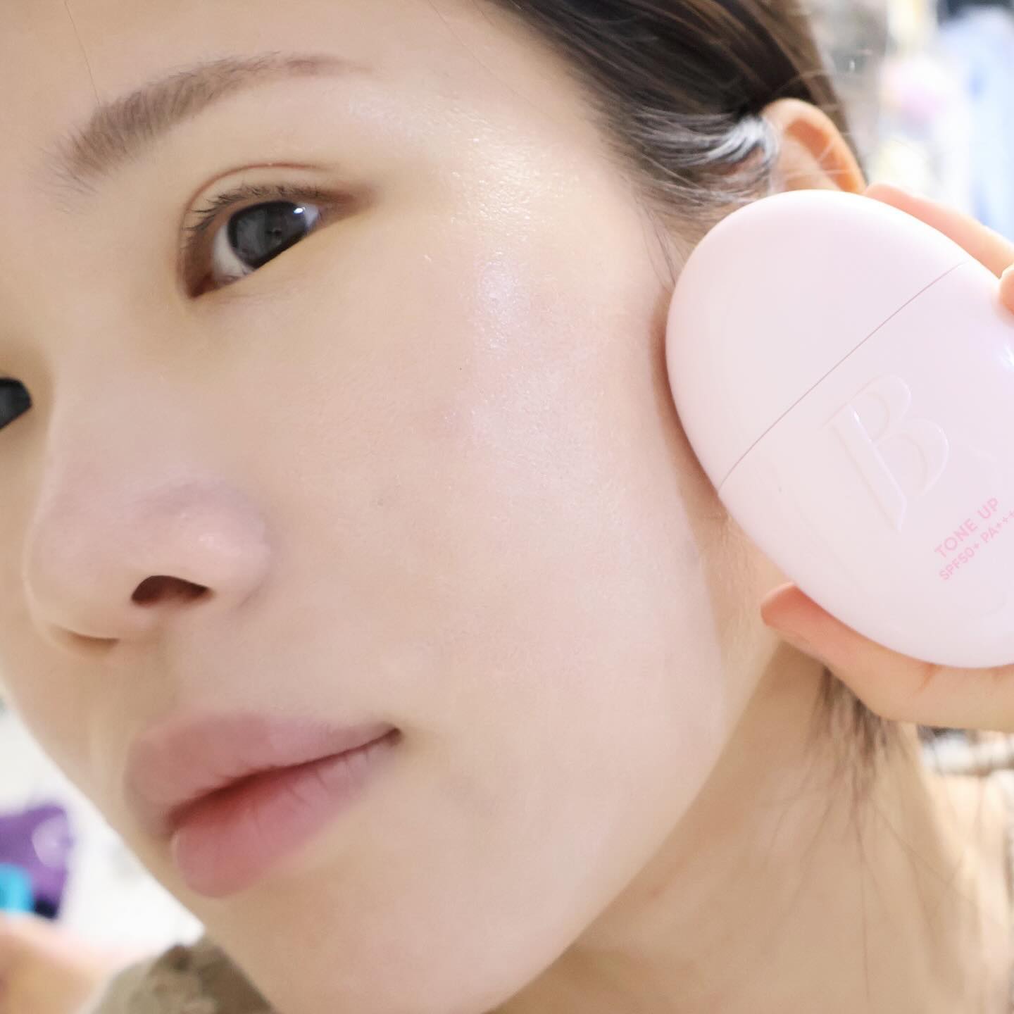 #AD #제품제공 바닐라코 올데이 프렙 톤업 베이스 크림 ✨
자외선 차단 지수 SPF 50+ PA++++

칙칙한 피부를 화사하게 톤업해 주는 제품!

3가지 컬러 파우더로 반사판을 킨 것처럼 화사했어요!
봄에 딱 어울리는 화사한 피부 톤 ♥
핑크 코렉팅 파우더가 생기 코렉팅을 더해 주고
라벤더 코렉팅 파우더는 화사함 UP!
클리어 톤업 파우더까지 완벽한 톤업 완성..💗

리퀴드 텍스쳐로 밀착력도 좋고
피부결 정리까지 🤍

수분과 밀착 플리머를 결합!
Watery-blur Formula 찹 밀착되었어요 ✨

온종일 다크닝 없이 화사하게 올데이 톤업 가능해서
귀차니즘인 저에게 딱인 톤업 크림 🤍

핑크 토닝 에센스로 딱 보면
생기있는 피부로 케어해 주고
비타민나무 추출물로 생기있는 안색과
벚꽃 추출물로 핑크수분광 💕
다마스크로즈 추출물로 매끈결 케어까지!

4월 8일 바닐라코 공식몰
런칭 완료로 기념 이벤트도 진행 중이에요
(4/8~4/30)⭐
바닐라코 공식몰에서 최대 23.5%
할인된 가격에 만나 보세요 🫶🏻

#바닐라코 #올데이프렙톤업베이스크림 #바닐라코톤업크림 #톤업크림 #톤업크림추천 #핑크톤업 #핑크톤업크림 #데일리메이크업