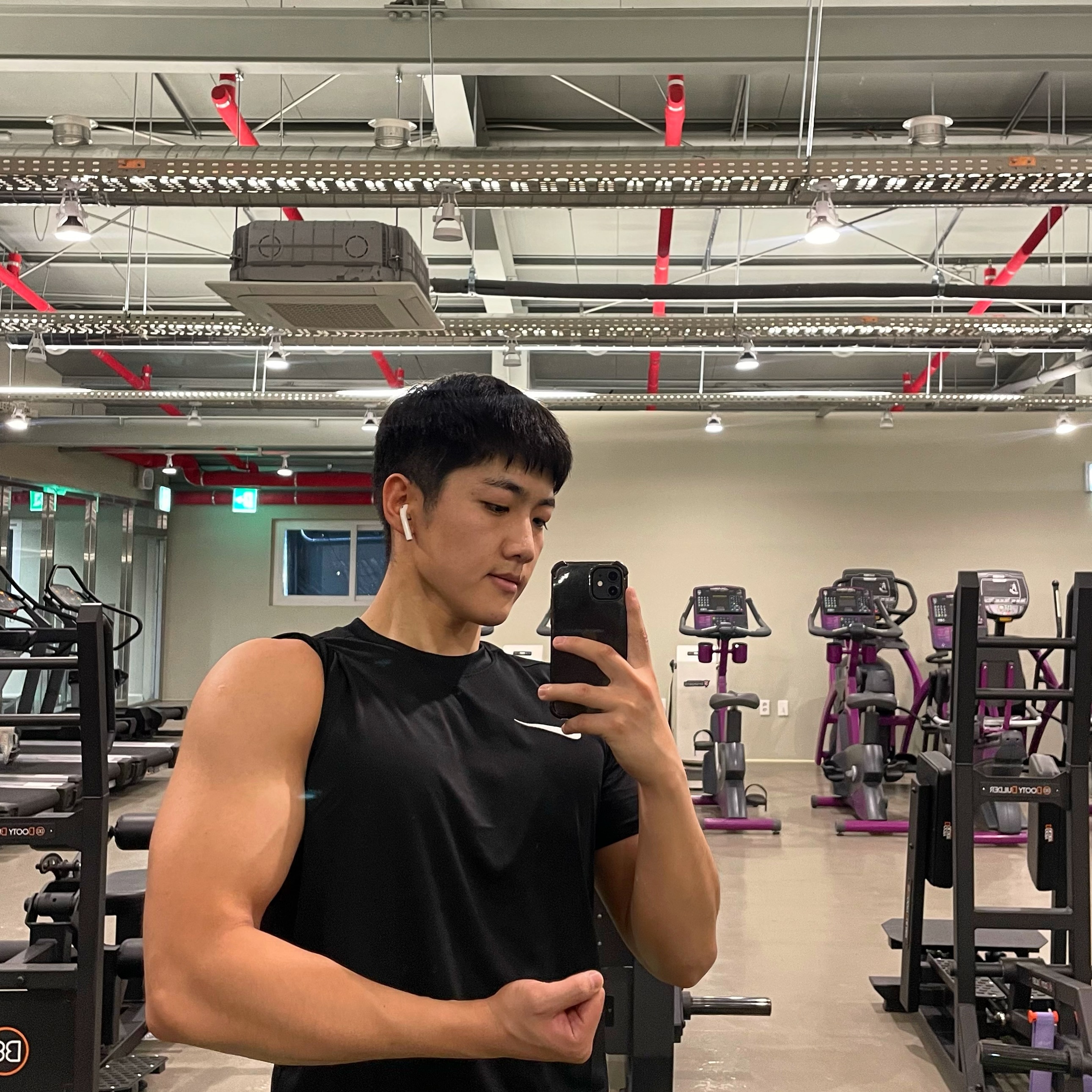 gem의 대회일지 113일차📝

어제 저녁부터 눈에 자꾸 이물감이 들어
병원에 가보니 눈에 정말 작은 쇠조각이 박혀 있어서
각막에 상처가 났다고 한다

아무래도 직업 특성상 쇠가 많은 곳에서
일을 하니 나도 모르게 눈에 들어갔나보다

하지만 그게 오늘 할 운동을 막을 순 없지👊

오늘은 #pullday 
충분히 몸을 풀어주고 
웜업으로 암풀다운 후에
로우로우
티바로우
시티드로우
V바 랫풀다운
바벨 바이셉컬
인클라인 바벨컬
케이블 해머컬
복근과 유산소 1시간으로 운동 마무리

내일은 하루 쉬고 일요일에 하체 불태우자🔥

#오운완 #스포츠모델 #대회준비 #113일차
#헬스 #헬스타그램 #운동하는남자 #운동하는여자
#운동하는직장인 #운동소통 #운동기록 #운스타그램
#다이어트 #바디체크 #동기부여