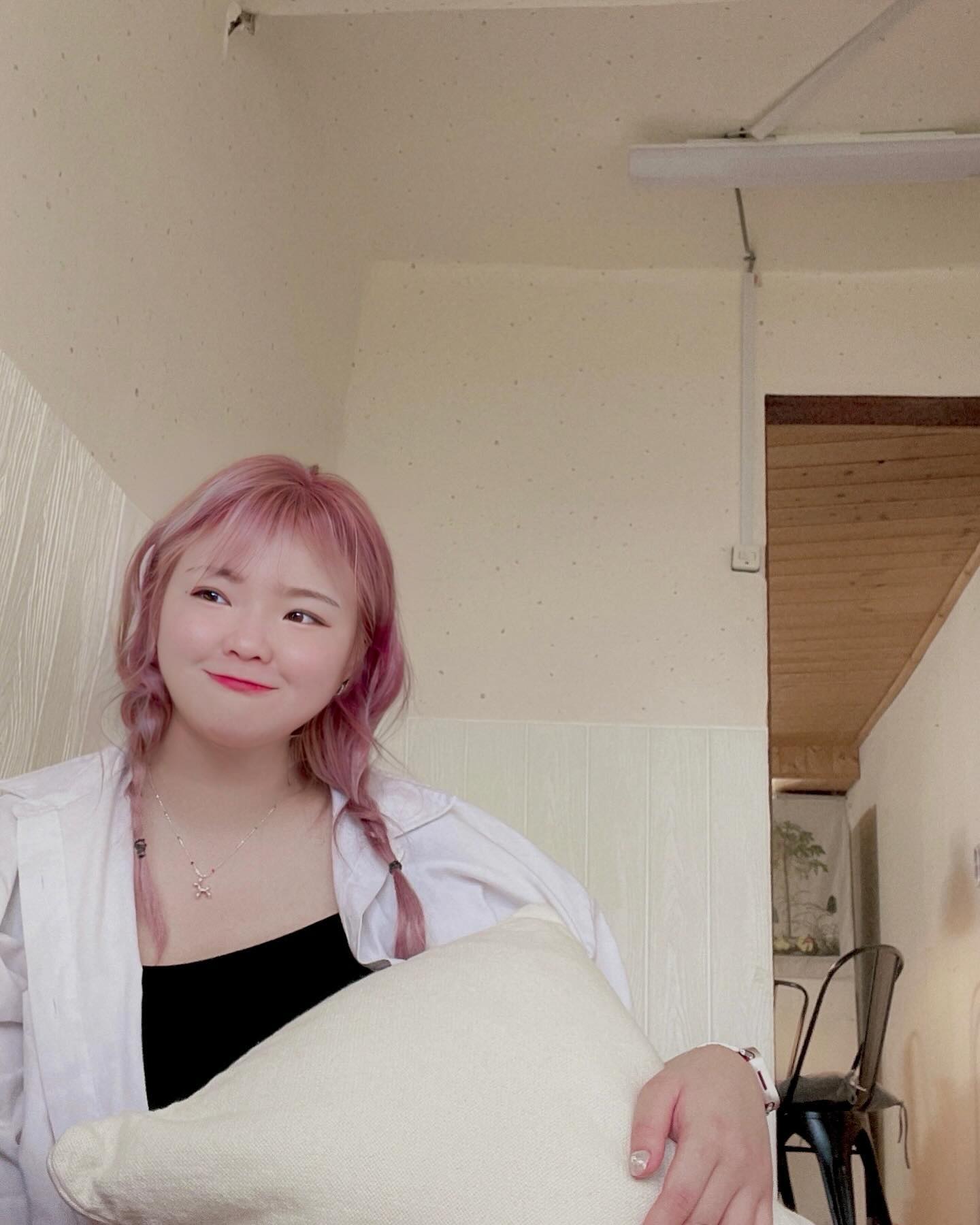 녹아내려요 #🫠 #🤫 

왜 아직도 가을이 아닌거죠....!?