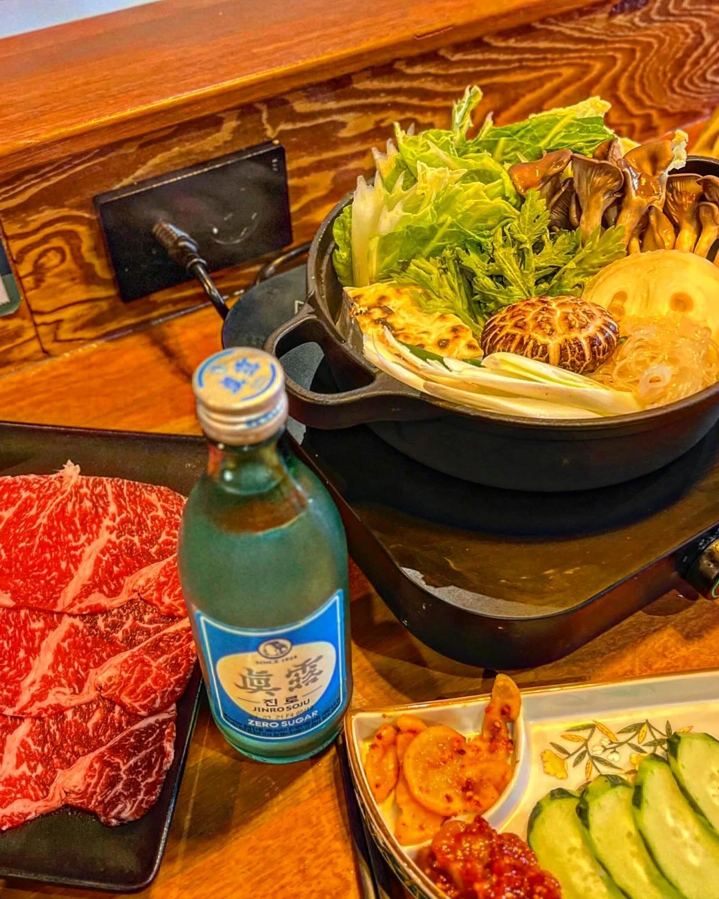 #협찬 
한우로 만드는 일본식 스키야키 #엄스키야키
에코시티 북창동순두부 옆에 찐스키야키 맛집
잔잔한 조명에 우드톤 인테리어로 고급진 분위기에
전부 다찌석으로 되어 있어 하나하나 더 잘 케어해주시는 느낌

✔️엄스키야키 ￦35,000
채소, 구운두부, 실곤약, 버섯이 예쁘게 담겨져 있고
어느정도 끓으면 고기를 넣고 소스를 넣어주시는데
기호에 맞게 더 부어먹을 수 있어요

육수 가득 품은 야채와 고기 집어서 
고소한 날계란에 찍어먹으면 짭달꼬소한 그 맛
부드러워져 입에서 살살녹는 구운두부에 야채 싹 올려서 한 입
야채에 소고기 이불 덮어서 한 입
1+ 이상 등급의 한우 채끝이라 고기질도 맛도👍

✔️명란감자샐러드 ￦5,500
명란과 으깬 감자 조합
감자가 짠맛을 잡아줘서 짜지도 않고 담백하니 
계속 들어가더라구요 지짜 맛도리

스키야키뿐만 아니라 국물요리와 간단한 메뉴들도 있고
잔사케도 판매하고 있어 가볍게 한 잔 하기도 좋겠더라구요
다찌석이라 혼술 하기도 부담 없고 
데이트하기엔 더더 좋으니 데이트하러 고고

✅️ um.sukiyaki
◾️ 엄스키야키
◾️ 전북 전주시 덕진구 세병로 21 B102호
◾️ 월~토 16:30 ~ 24:00 
  매주 일요일, 매월 네번째 월요일 휴무
◾️ 0507-1397-7133