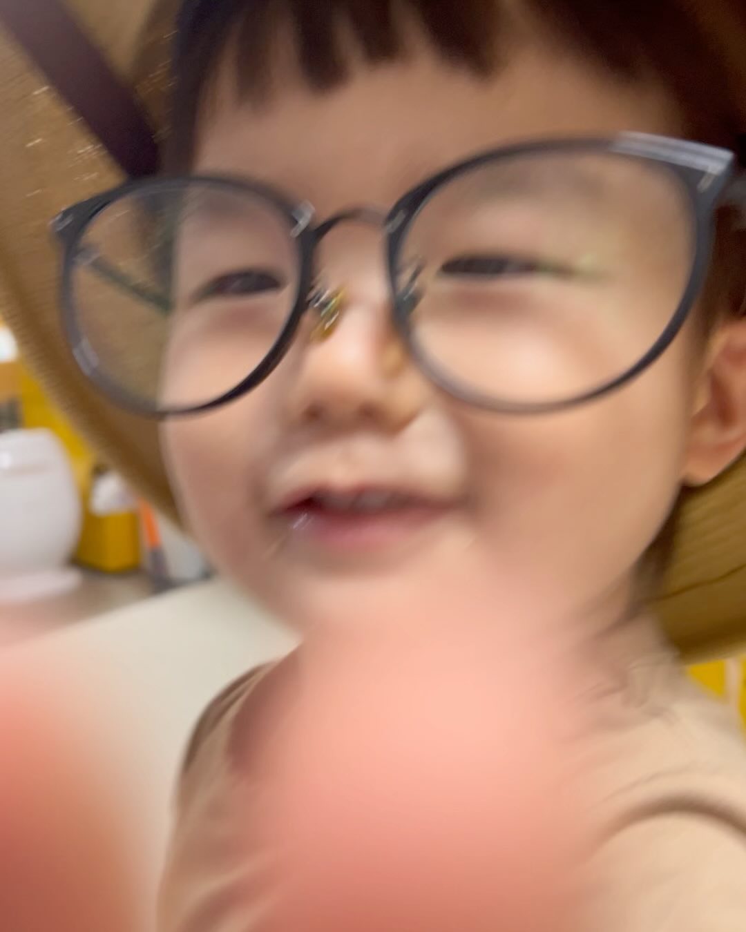 🦖

678일의 유안.

유안이가 제일 좋아하는 탐험가모자👒
아빠 안경도 가져다 쓰더니 사진찍으라고ㅎㅎㅎ
“사진 찍어요~!“

일춘기 홍유안씨는 하고싶은건 많은데 막상 혼자 할수있는 일이 많이 없어 아니야 병이 왔다. 아니야! 와 내가! 의 양가감정 사이에서 혼돈을 겪는 콩씨.독립은 하고싶지만 동시에 불안한 마음이 그대로 엄마껌딱지로 나타나 엄마도 처음겪는 파워 엄껌시대에 머리가 어질어질…

“엄마안아~!!!” 

#나의유안